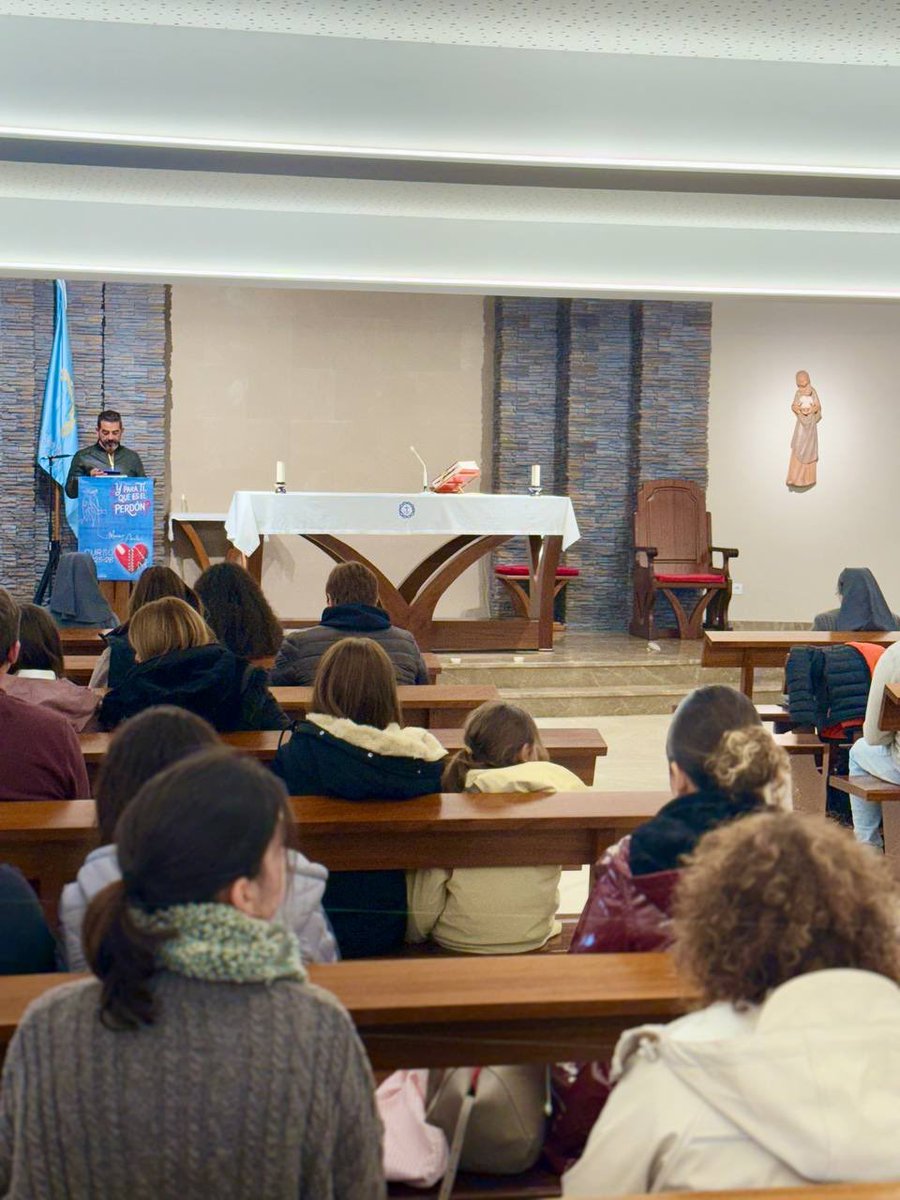 Los docentes del colegio 🏫 hemos celebrado hoy un momento de oración 🙏🏻 muy propio de nuestra congregación: el rezo del viacrucis. 
Debido a las inclemencias del tiempo 🌧️, hoy lo hemos vivido en la capilla del centro, donde hemos recordado el camino de Jesús hacia la cruz ✝️.💙