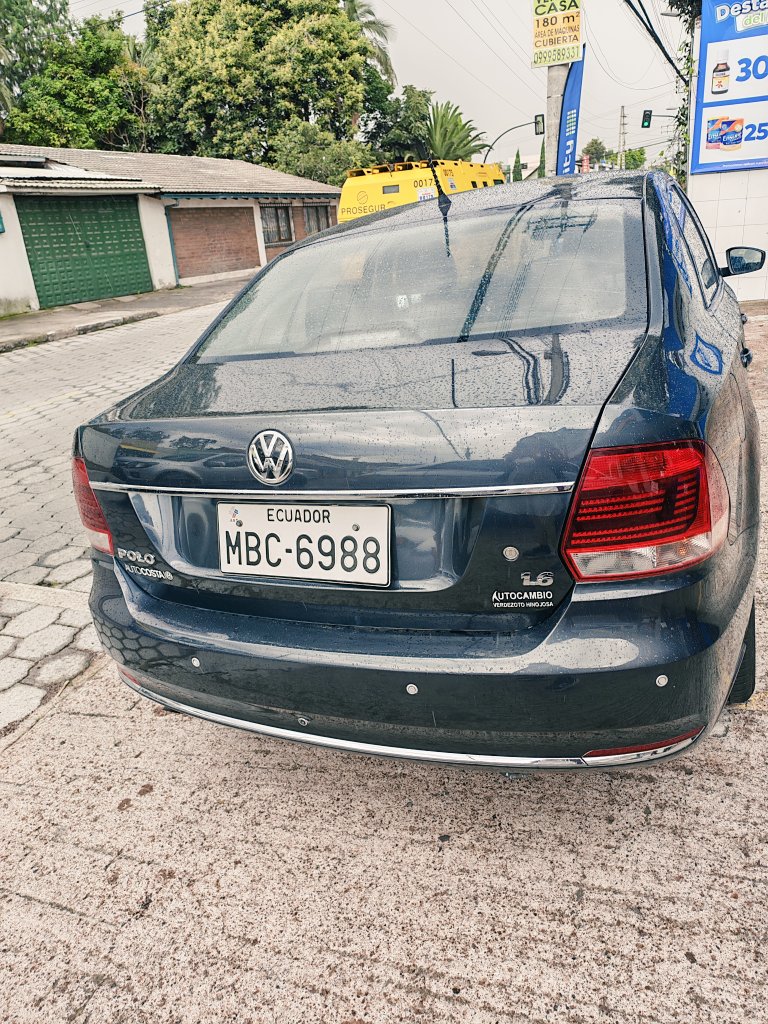 Esta bestia ahorita en la #Medicity de San Rafael usando 5 parqueos. El tipo raro, tatuado la cara, iba con una gorda de 🍑 plano