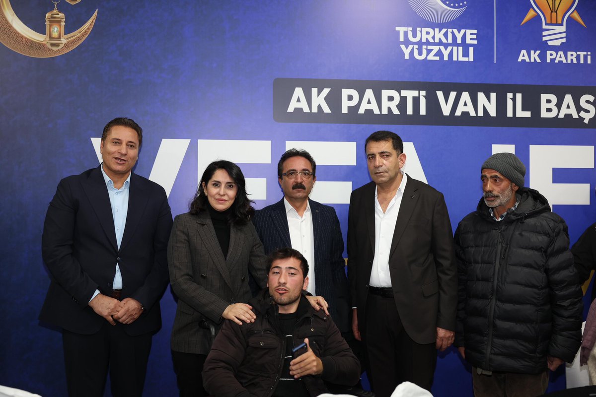sevilay_tuncerr's tweet photo. Vefa İftarımızda Vanlı hemşehrilerimizle, teşkilatımıza emek veren kıymetli dava ve yol arkadaşlarımızla aynı sofrayı paylaşmanın mutluluğunu yaşadık.

Gönül birlikteliğimizin ve kardeşliğimizin pekiştiği bu güzel akşamda bir araya geldiğimiz bütün kardeşlerimize teşekkür ediyorum. Nice Ramazanlara hayırlarla kavuşmayı diliyorum. 

Gönüllerimiz bir,
birliğimiz daim olsun.

📍Van 

@Akparti @AK_PartiVan
@ArvasAbdulahat  @akgenclikvann
@akkadinvann