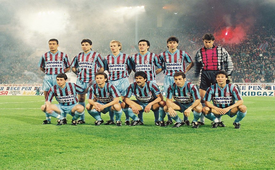 unalkaraman42's tweet photo. Trabzonspor’da omuz omuza mücadele ettiğimiz, futbolun ve hayatın içinde nice hatırayı paylaştığımız kıymetli kardeşim, değerli spor insanı Orhan Kaynak’ın vefatını derin bir üzüntüyle öğrendim.

Orhan; yalnızca sahada gösterdiği mücadeleyle değil, karakteri, çalışkanlığı, tevazusu ve takım arkadaşlarına verdiği güvenle her zaman örnek olmuş bir spor insanıydı. 

Futbola duyduğu büyük tutku, genç oyunculara yol gösteren örnek duruşu, sahaya yansıttığı azmi ve etrafına güven veren samimi dostluğuyla onu her zaman saygı ve özlemle anacak; hatırasını daima yaşatacağız.

Kıymetli ailesine, sevenlerine ve Trabzonspor camiasına sabır ve başsağlığı diliyorum.

Rabbim mekânını cennet eylesin.