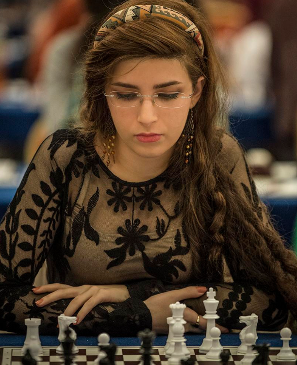 La jugadora de ajedrez iraní Dorsa Derakhshani fue amenazada por su gobierno con no dejarle competir por no usar el hiyab.

Ella no aceptó la imposición, se unió al equipo de EEUU y se convirtió en campeona.

Mujer empoderada de verdad, no las que llevan un cabestrillo de postín.