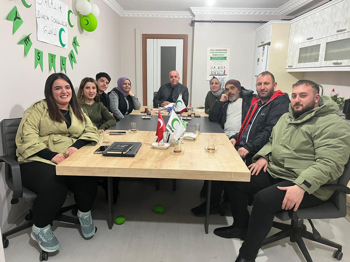 Ardahan Şubesi olarak iftar programının ardından, Şube Başkanımız Tolgay Gökdemir gönüllülerimizle birlikte şubemizde bir araya gelerek çay eşliğinde samimi bir sohbet gerçekleştirdi.