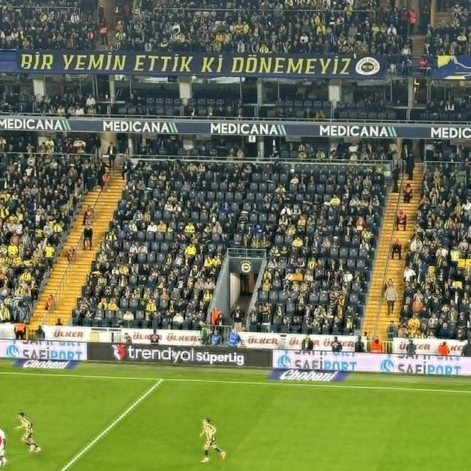 Ali Koç, Fenerbahçe'yi 7 yıl boyunca rezil ettiği ile yetinmedi üstüne DNA'sını da yerle bir etti. Şu tribünün haline bak.