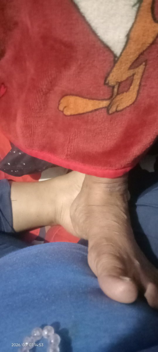 Tazerinabcde's tweet photo. Liat nih maaa 3 hari sebulum mama dipanggil ama allah ,kaki mama selalu nempel ke perut aput 😥 kirain mama bisa ngeliat nungguin aput 2bulan lagi lahiran . Tapi allah lebih syg ke mama 😭 cucu terakhir mama gabisaa ngerasain kasih syg dr neneny 🥀 https://t.co/MEItmF760r