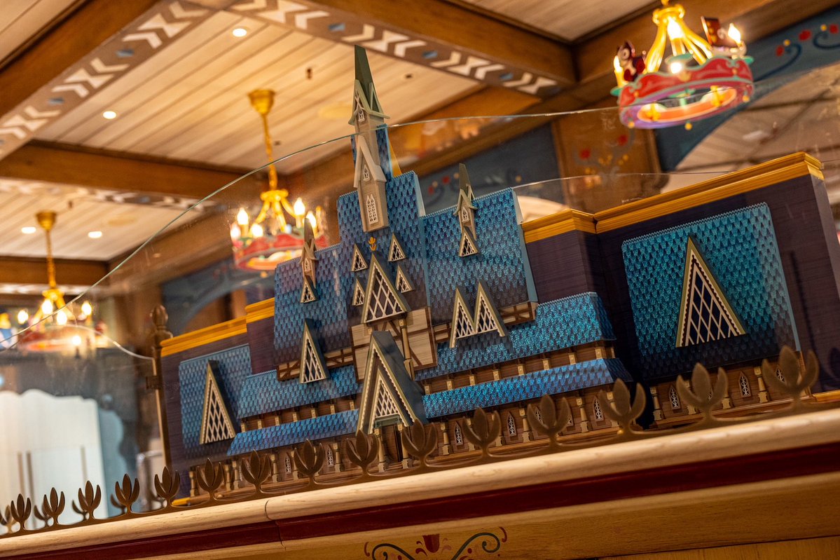 [News] ⚠️🚨 New details about Arendelle Boutique in World of Frozen shared by #DisneylandParis

➡️ Arendelle Boutique, located next to the village Clock Tower, is themed as a Nordic artisan toy shop built around a dedicated storyline:

➡️💭 “Björn and Thea are (fictional) toy