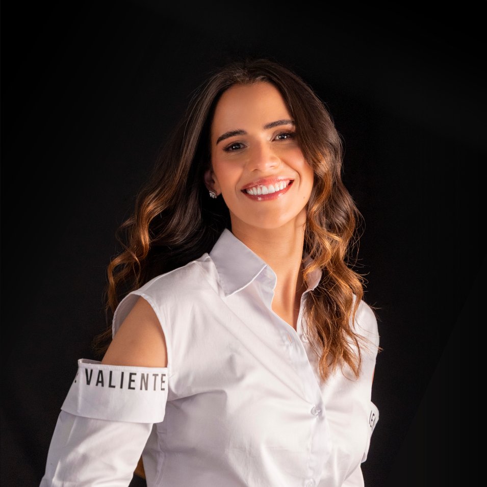 #NuevaFotoDePerfil

¡Gracias, Bogotá! Logramos 8 curules y estamos disputando la novena.

Alcanzamos 915.473 votos, convirtiéndonos en la primera fuerza política. 

Como cabeza de lista a la Cámara por Bogotá, me llena de orgullo ver cómo este proyecto político sigue creciendo y