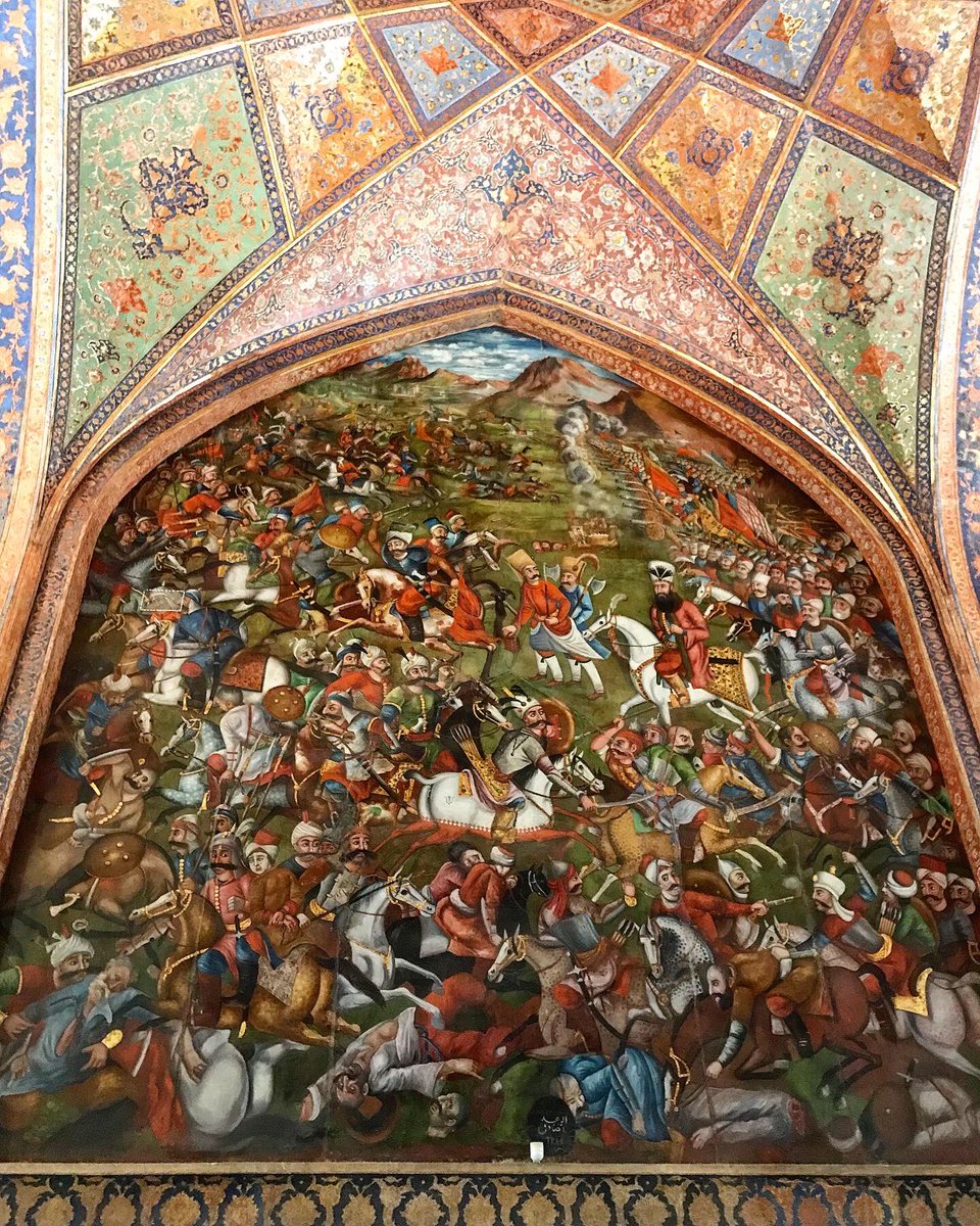 Amerika/İsrail saldırısında zarar gören İsfahandaki Çehel Sütun sarayı bir Türk hanedanı olan Safeviler döneminde yapılmıştı. Resimde Yavuz Sultan Selim ile Şah İsmail’in karşı karşıya geldiği Çaldıran’ı anlatıyor. Yenildikleri bir savaşın resmini saraylarına astılar. Çünkü onlar