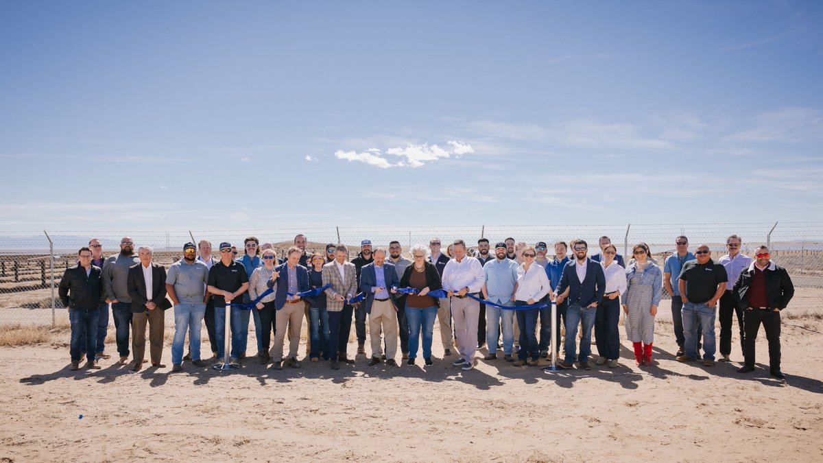 CleneraSolar's tweet photo. Last week we celebrated the ribbon cutting at Quail Ranch, a project delivering 128 MWdc of solar + 400 MWh of storage and powering more than 37,000 homes a year.
We also partnered with @SOLVenergyteam to pack snacks and donate $20,000 to @StFelixPantry.

#BuildBetter #GiveMore https://t.co/MRnwFzRulw