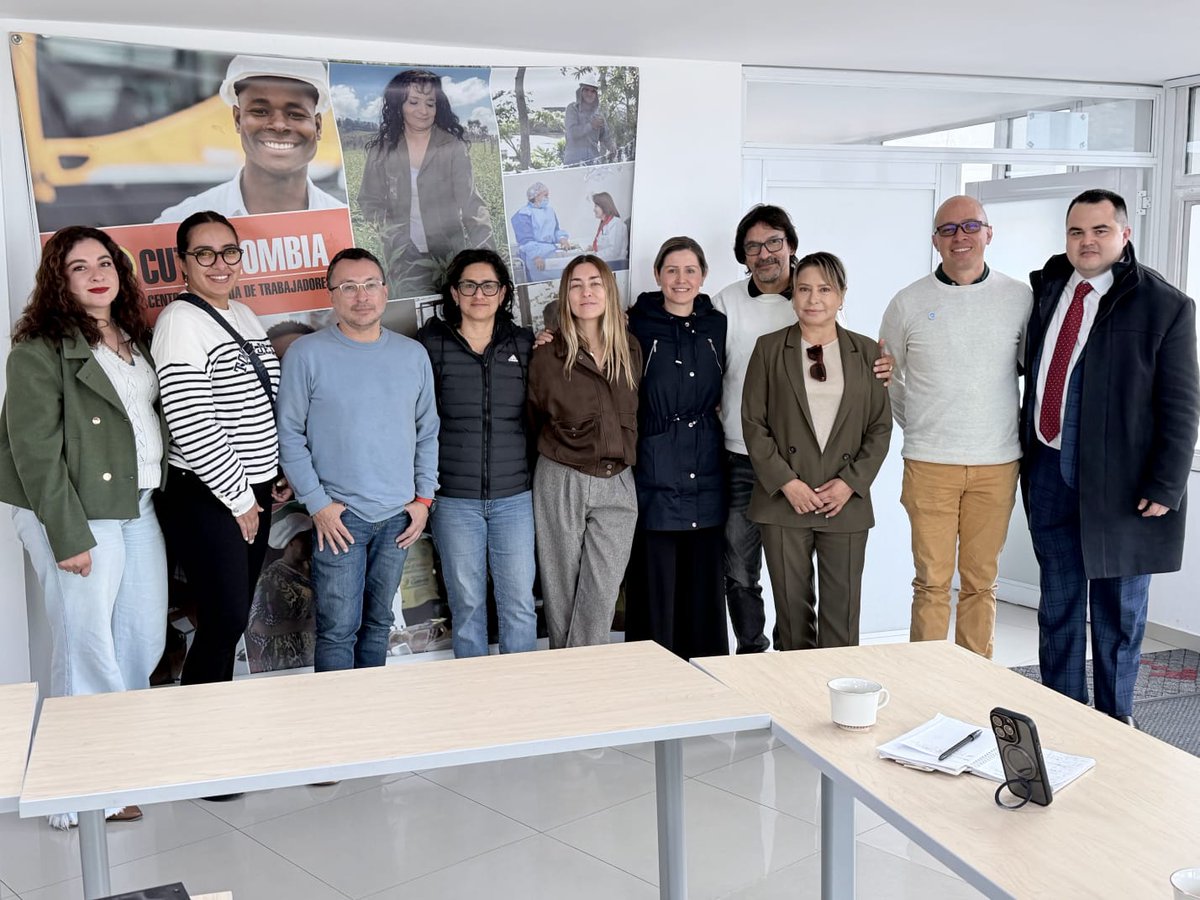 cutcolombia's tweet photo. #SindicatosCUT
En representación de los auxiliares de vuelo afiliados a SABA y ACAF, denunciamos la violación de la convención colectiva vigente con American Airlines, al reducir la participación de tripulación colombiana a una sola ruta diaria de las nueve que opera en el país https://t.co/BNaSUZFNwS