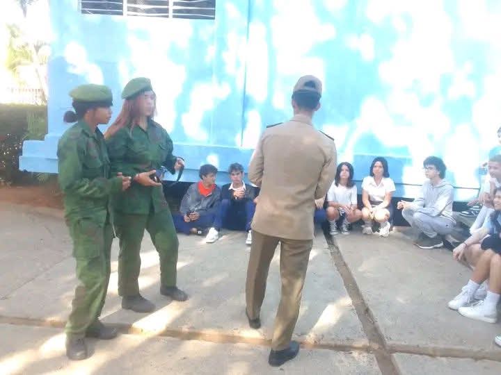 Feem_mayabe's tweet photo. En la jornada de hoy, sostuvimos un valioso intercambio en el IPU "Raquel Pérez". Estudiantes, oficiales de las FAR y féminas que cumplen su servicio militar voluntario compartieron experiencias y reflexionaron sobre la importancia de la preparación y la defensa de la patria. ✊ https://t.co/WkSsPgdasn