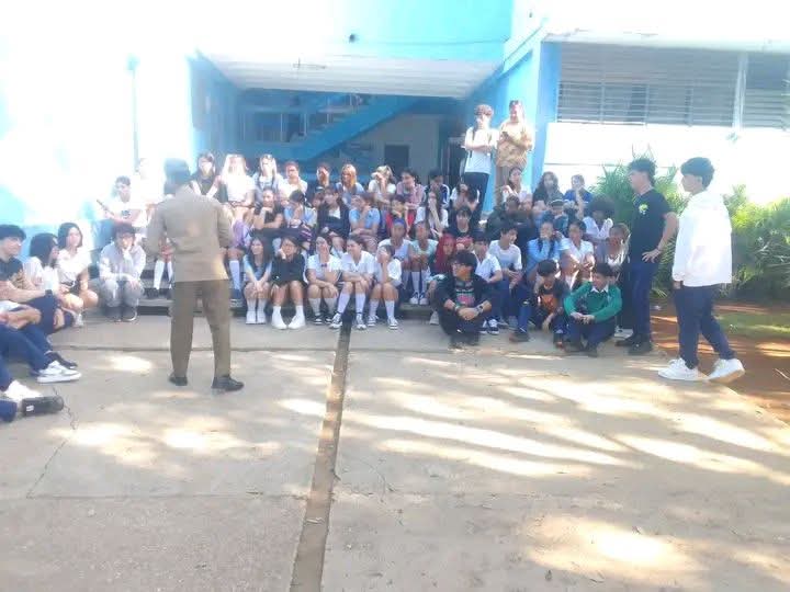 Feem_mayabe's tweet photo. En la jornada de hoy, sostuvimos un valioso intercambio en el IPU "Raquel Pérez". Estudiantes, oficiales de las FAR y féminas que cumplen su servicio militar voluntario compartieron experiencias y reflexionaron sobre la importancia de la preparación y la defensa de la patria. ✊ https://t.co/WkSsPgdasn