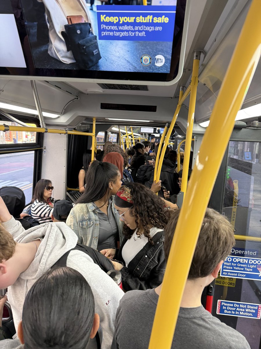 mfrick100's tweet image. You fucking idiots can’t run more buses? Look at this. Paying passengers are not cattle. Fucking morons and failures at @MTA fail over and over and over again. #mta #mtabus