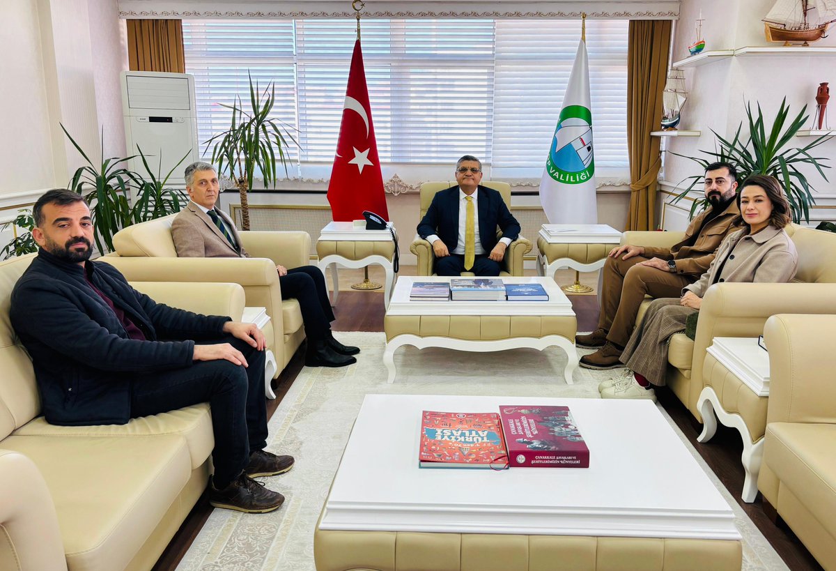 TCSinopValiligi's tweet photo. 🌱 Yeşil Sinop’a Yeşil Enerji yakışır…
📍 Sinop Valiliği
Yararlı Enerji Şirketi Genel Müdür Yardımcısı Sercan Işık, Çevre, Şehircilik ve İklim Değişikliği İl Müdür V. Cem Levent Yücel ve beraberindeki heyet, Valimiz Dr. @mustafaozarslnn ’ı makamında ziyaret etti.
📌 Ziyarette;
🔹 İlimizde yürütülen yenilenebilir enerji yatırımları,
🔹 Enerji verimliliği ve çevre dostu uygulamalar,
🔹 Sinop’ta hayata geçirilmesi planlanan enerji projeleri ve iş birliği imkânları hakkında değerlendirmelerde bulunuldu.
Ayrıca, Çevre, Şehircilik ve İklim Değişikliği Bakanlığımız tarafından yürütülen #KAYE Projesi kapsamında Sinop’ta Güneş Enerjisi Santrallerinin kurulacağı ve proje kapsamında yüklenici firma Yararlı Enerji’ye yer tesliminin yapılarak çalışmaların başlanacağına yönelik bilgiler verildi.
📌 Proje kapsamında kurulacak GES sistemleri;
🔹 Sinop Gençlik Merkezi – 100 kWe
🔹 Sinop Merkez Spor Salonu – 200 kWe
🔹 Boyabat Kız Öğrenci Yurdu – 90 kWe
🔹 Sinop Üniversitesi – 960 kWe
🔹 Çevre, Şehircilik ve İklim Değişikliği İl Müdürlüğü – 40 kWe olmak üzere kamu binalarında hayata geçirilecek.
📌 Kamu kurumlarında kurulacak Güneş Enerjisi Santralleri ile;
✔️ Kurumlarımızın elektrik ihtiyacının önemli bir bölümü güneş enerjisinden karşılanacak,
✔️ Elektrik tüketimi azaltılarak kamu bütçesinde tasarruf sağlanacak,
✔️ Temiz enerji dönüşümü ile CO₂ salınımı azaltılacak,
✔️ Kamu kurumları ve paydaşlarda yenilenebilir enerji farkındalığı artırılacak.
Valimiz Dr. Mustafa Özarslan, nazik ziyaretleri ve ilimize kazandırılacak yatırımlara yönelik katkılarından dolayı heyete teşekkür etti.