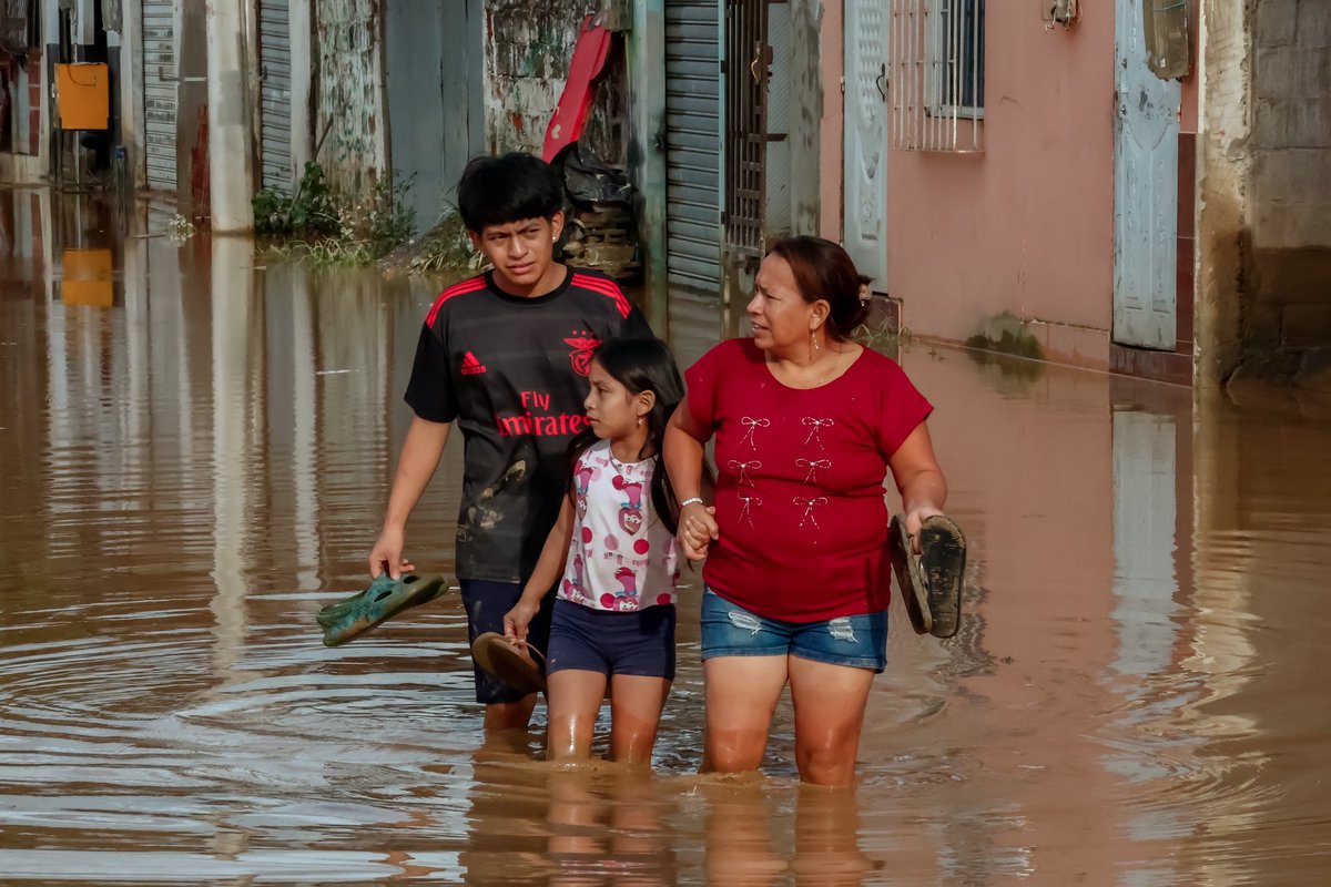 josearevaloec's tweet photo. Hoy estuvimos en el cantón Balao recorriendo escuchando a las familias afectadas por la etapa lluviosa. En territorio constatamos la situación y coordinamos acciones inmediatas para brindar asistencia.

El Gobierno del Nuevo Ecuador, liderado por el presidente @DanielNoboaOk, está presente donde más se necesita.