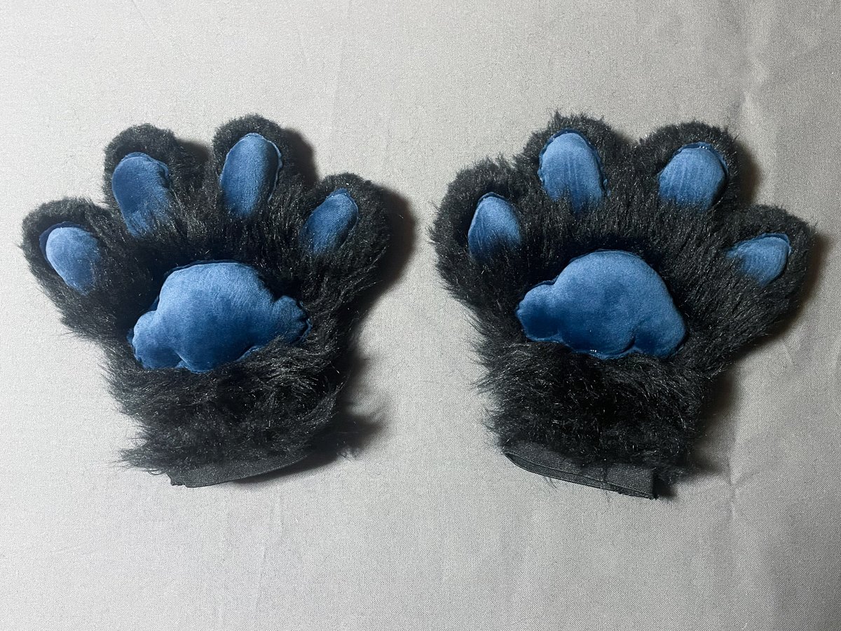ご依頼を受け、ノルウェージャンフォレストキャットのヘッド・手・尻尾を制作しました！
手はご希望により、ストレッチファータイプと通常ファータイプの2種類を制作しました。
今後のご活動を楽しみにしております！