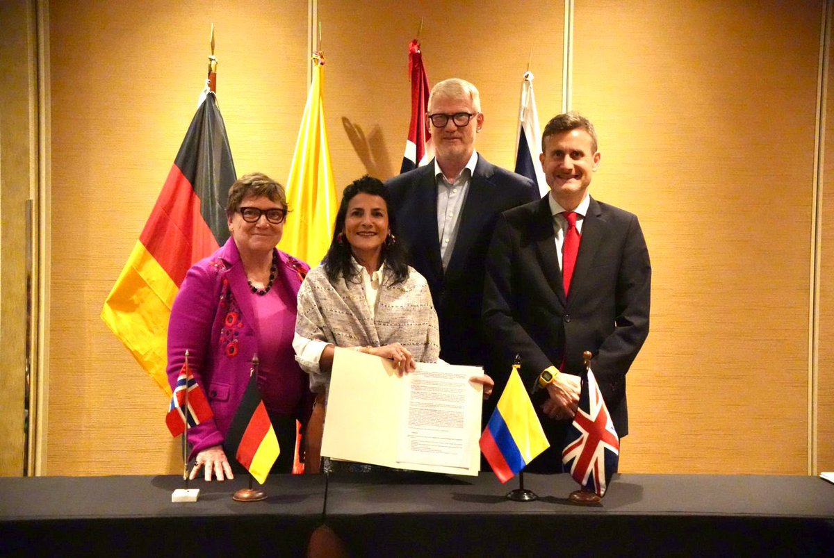 IreneVelezT's tweet photo. Renovamos hasta 2030 una alianza entre Colombia, Alemania, Noruega y el Reino Unido, la cual respalda la protección de nuestros bosques y fortalece las acciones para reducir la deforestación.

Este acuerdo reconoce algo que hoy es evidente: cuando la política pública se construye con las comunidades y con presencia real del Estado en los territorios, es posible reducir la deforestación. Colombia ha logrado en los últimos años resultados históricos, lo cual es el resultado del compromiso del presidente @PetroGustavo por revitalizar la selva.

Agradezco a estos gobiernos por caminar junto a Colombia en esta nueva etapa de cooperación, que permitirá avanzar en la restauración ecológica, fortalecer la lucha contra la deforestación, impulsar la economía de la biodiversidad y construir reglamentaciones más transparentes y justas para los mercados de carbono.