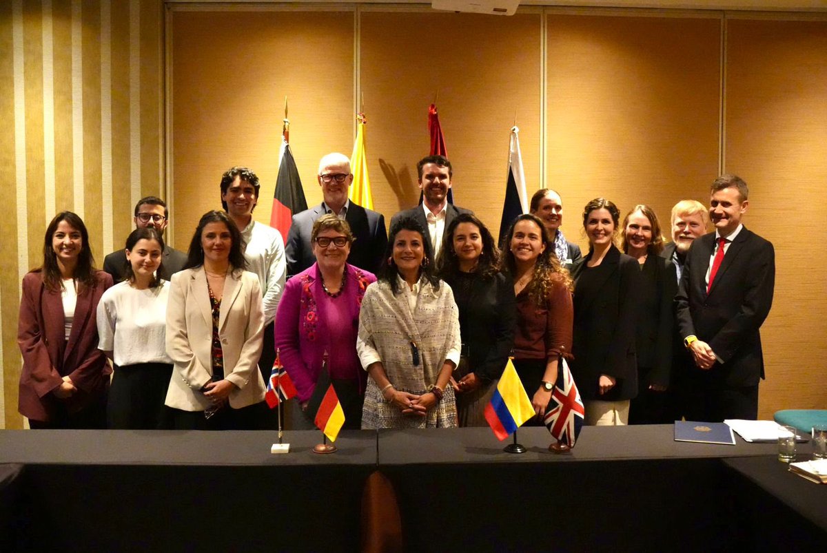 IreneVelezT's tweet photo. Renovamos hasta 2030 una alianza entre Colombia, Alemania, Noruega y el Reino Unido, la cual respalda la protección de nuestros bosques y fortalece las acciones para reducir la deforestación.

Este acuerdo reconoce algo que hoy es evidente: cuando la política pública se construye con las comunidades y con presencia real del Estado en los territorios, es posible reducir la deforestación. Colombia ha logrado en los últimos años resultados históricos, lo cual es el resultado del compromiso del presidente @PetroGustavo por revitalizar la selva.

Agradezco a estos gobiernos por caminar junto a Colombia en esta nueva etapa de cooperación, que permitirá avanzar en la restauración ecológica, fortalecer la lucha contra la deforestación, impulsar la economía de la biodiversidad y construir reglamentaciones más transparentes y justas para los mercados de carbono.