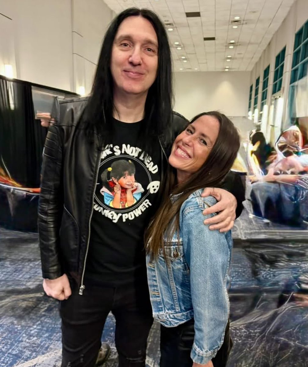 3rdQuarterRun's tweet photo. Unbelievably cool to stumble across this photo of Jason Green (from Waste Some Time with Jason Green) sporting a 3QR Punk's Not Dead shirt ... with Punky Brewster herself! 👊 https://t.co/z02TpsCHRW