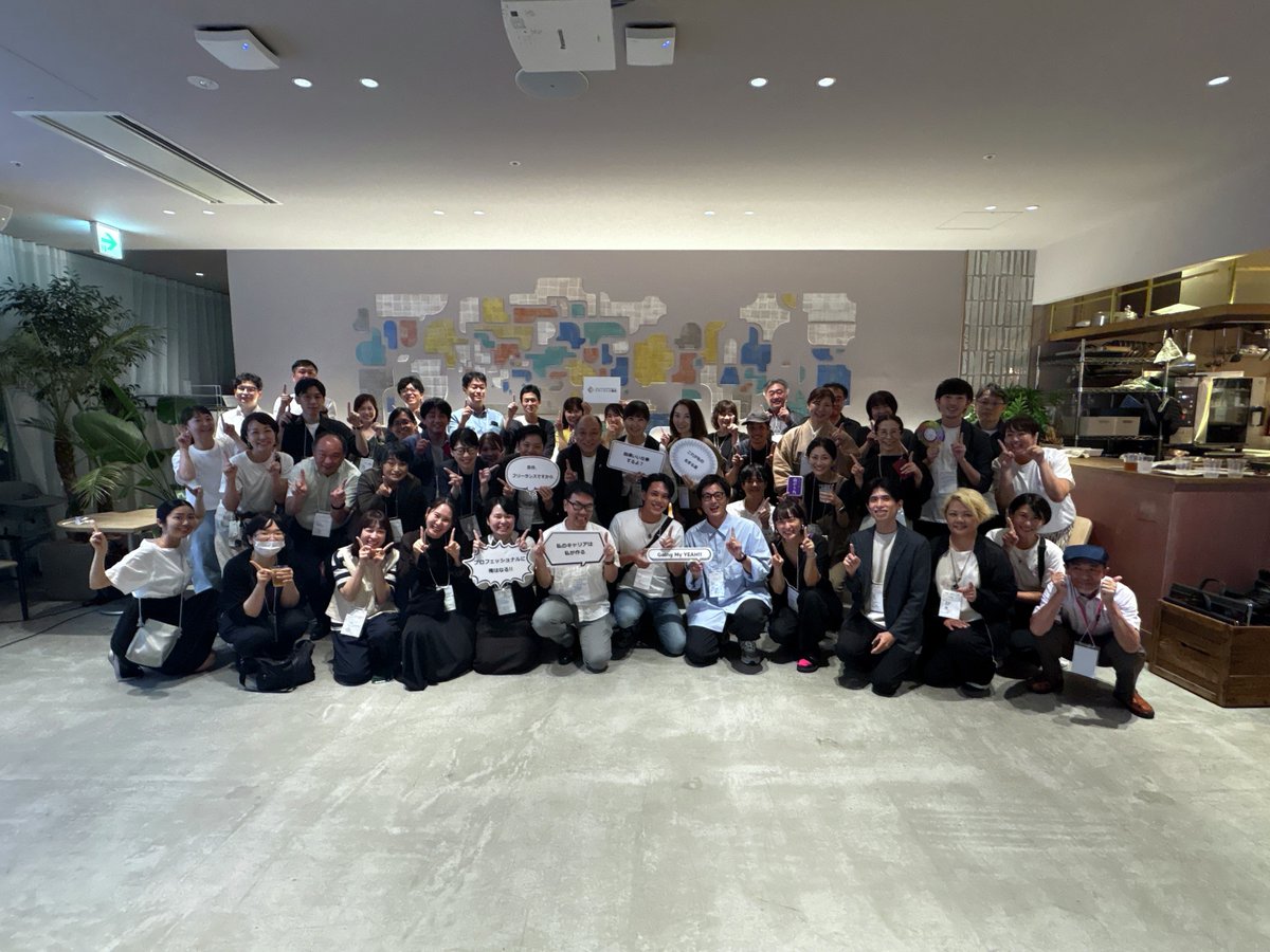 freelance_jp's tweet photo. 【開催レポート】
🍻2025年度は11地域＆コラボ2回！「スナック曲がり角」開催しました🥂
https://t.co/wCp5uLsHoa

「人生の紆余曲折を肴に」のキャッチフレーズでお馴染みの、フリーランス交流会「スナック曲がり角」
2025年度は、全国11地域にお邪魔してきました。

地元のフリーランスの皆さんとの交流を楽しまれている様子や、
「メルマガ・SNSを見てきました！」「今年も来ました！」という方も多く、事務局メンバーの励みになっています👏
（このSNSを見てくださっている方も多くて嬉しい！！ありがとうございます✨）

レポートで開催の雰囲気をおすそ分けします🤲

そして、2026年も4月より全国各地で開催します！
お近くのフリーランスの皆さん、お待ちしています！！！