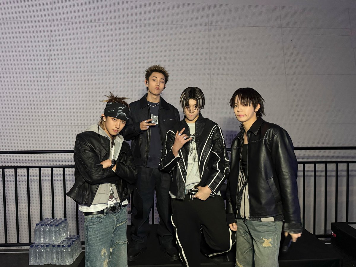 o_hyul's tweet photo. Countdown to the New Year.
We’re at 서울콘 X WORLD K-POP FESTIVAL.
Ready to break the night this New Year’s Eve. https://t.co/0lKEoSSsVJ
