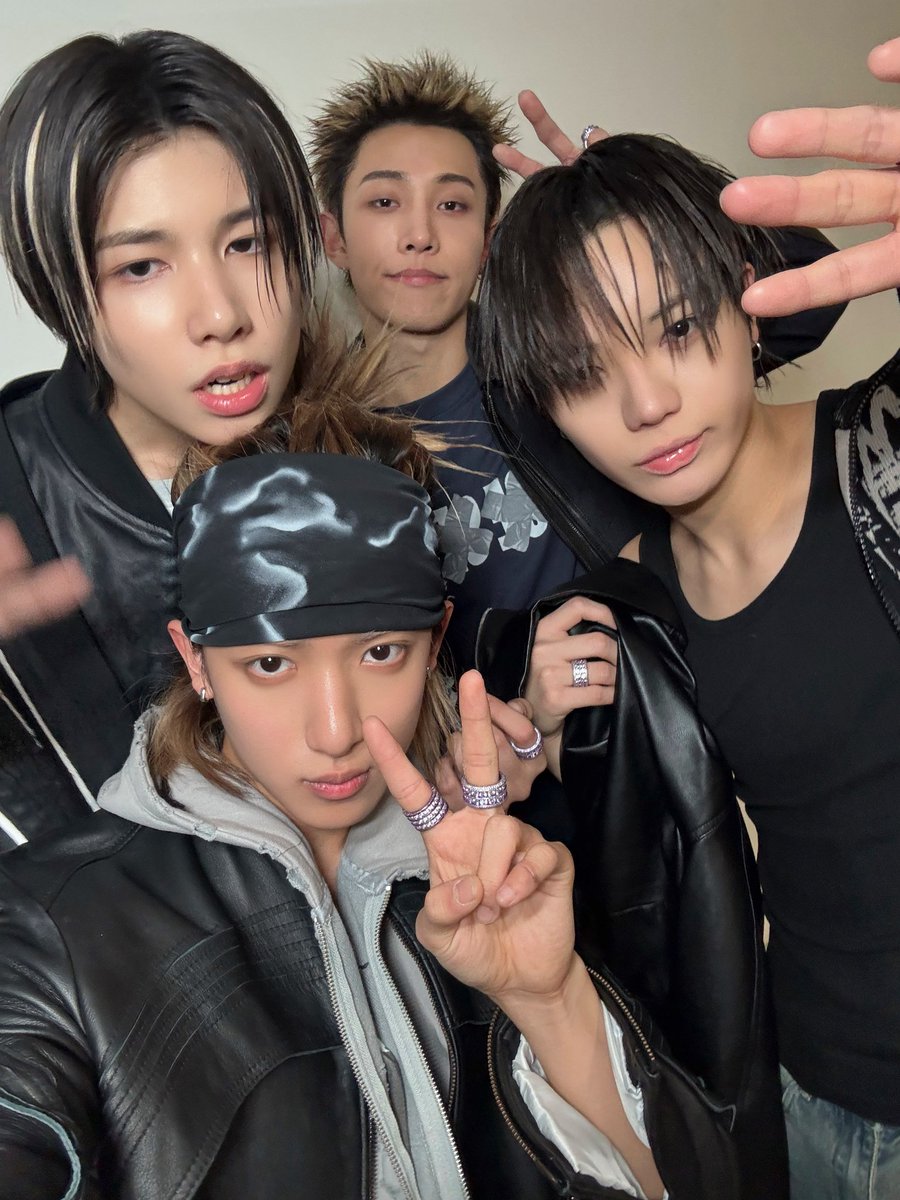 o_hyul's tweet photo. Countdown to the New Year.
We’re at 서울콘 X WORLD K-POP FESTIVAL.
Ready to break the night this New Year’s Eve. https://t.co/0lKEoSSsVJ