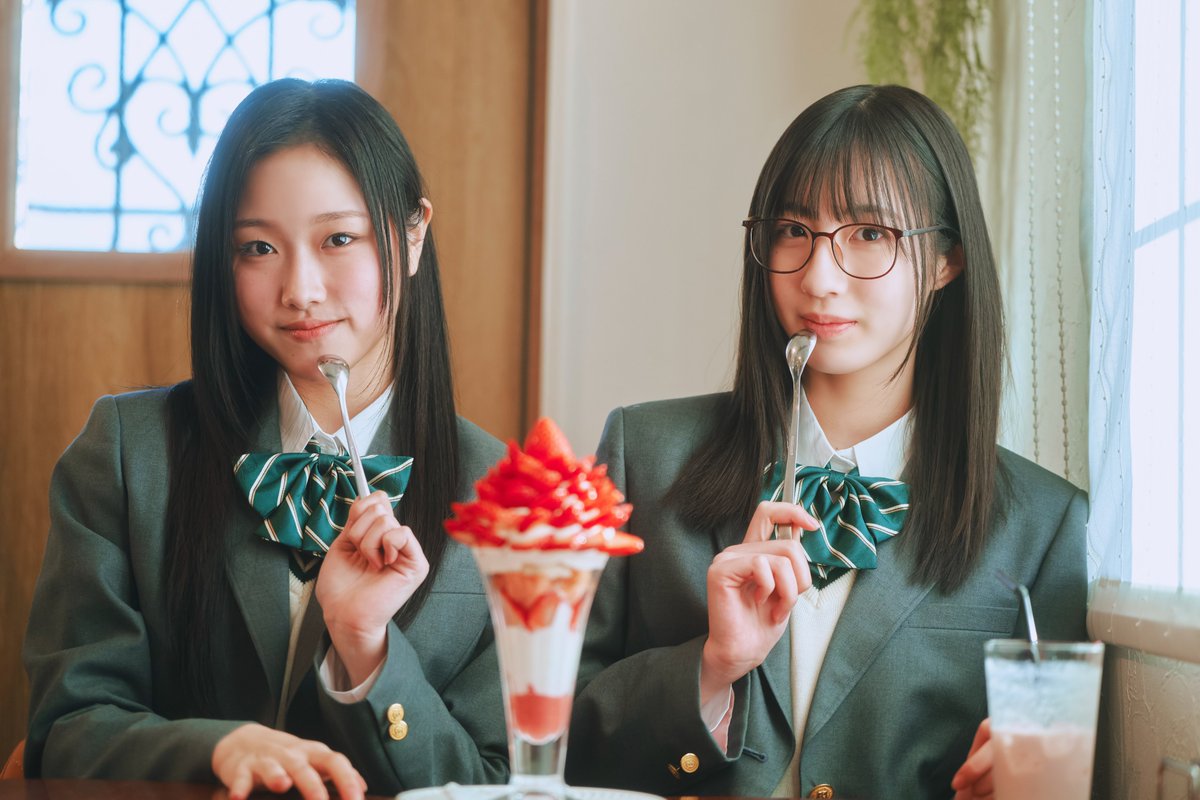 oricon's tweet photo. Juice＝Juice遠藤彩加里＆林仁愛
現役学生コンビが『サンデー』表紙に❗️
さまざまなシチュエーションのグラビア披露

📸写真5枚
https://t.co/IKJQw2TazS

#juicejuice @JuiceJuice_uf https://t.co/JHk69EZAFl