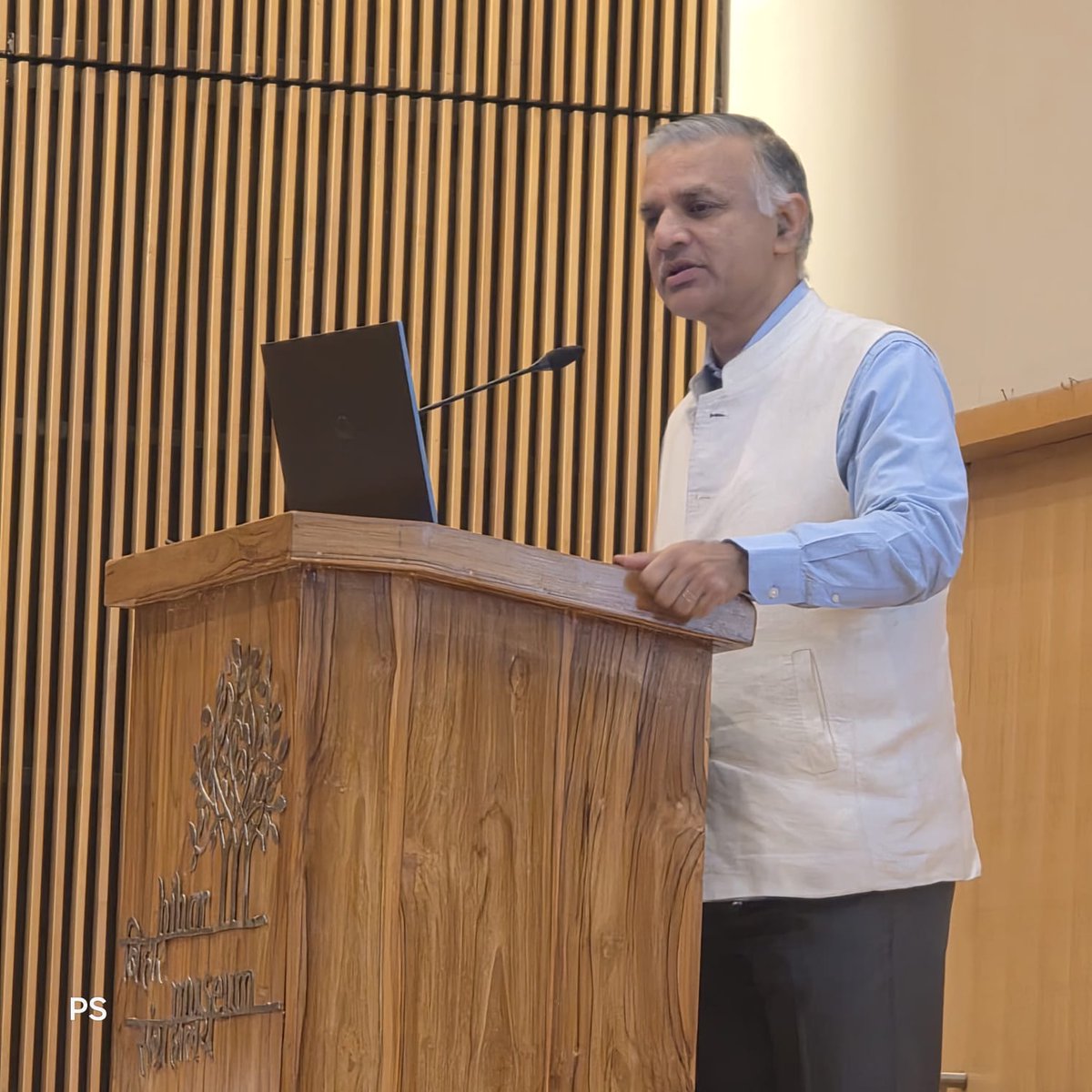 nalanda_univ's tweet photo. @CSMVSmumbai and @Bihar_Museum jointly hosted a symposium titled “Thinking Nalanda'.

The symposium, held yesterday at Bihar Museum, Patna, featured a special address by Professor @Sachin_Chat, Vice Chancellor of Nalanda University, who reflected on Nalanda’s historical legacy and its contemporary relevance.

Professor Chaturvedi emphasised the need to reimagine knowledge traditions by moving beyond the fragmentation of modern academic disciplines and reviving the integrated intellectual spirit of ancient Nalanda University, where philosophy, economics, art, culture and geopolitics engaged in meaningful dialogue.

He also highlighted ongoing efforts at the university to revitalise traditional knowledge systems, including the development of a new library and initiatives to better understand classical knowledge methodologies, alongside community engagement programmes like Sahabhagita that reconnect the university with neighbouring villages and indigenous knowledge traditions.

Curated by @DrAlkaPande 
 
@MEAIndia | @MinOfCultureGoI | @PIBCulture | @IPRDBihar