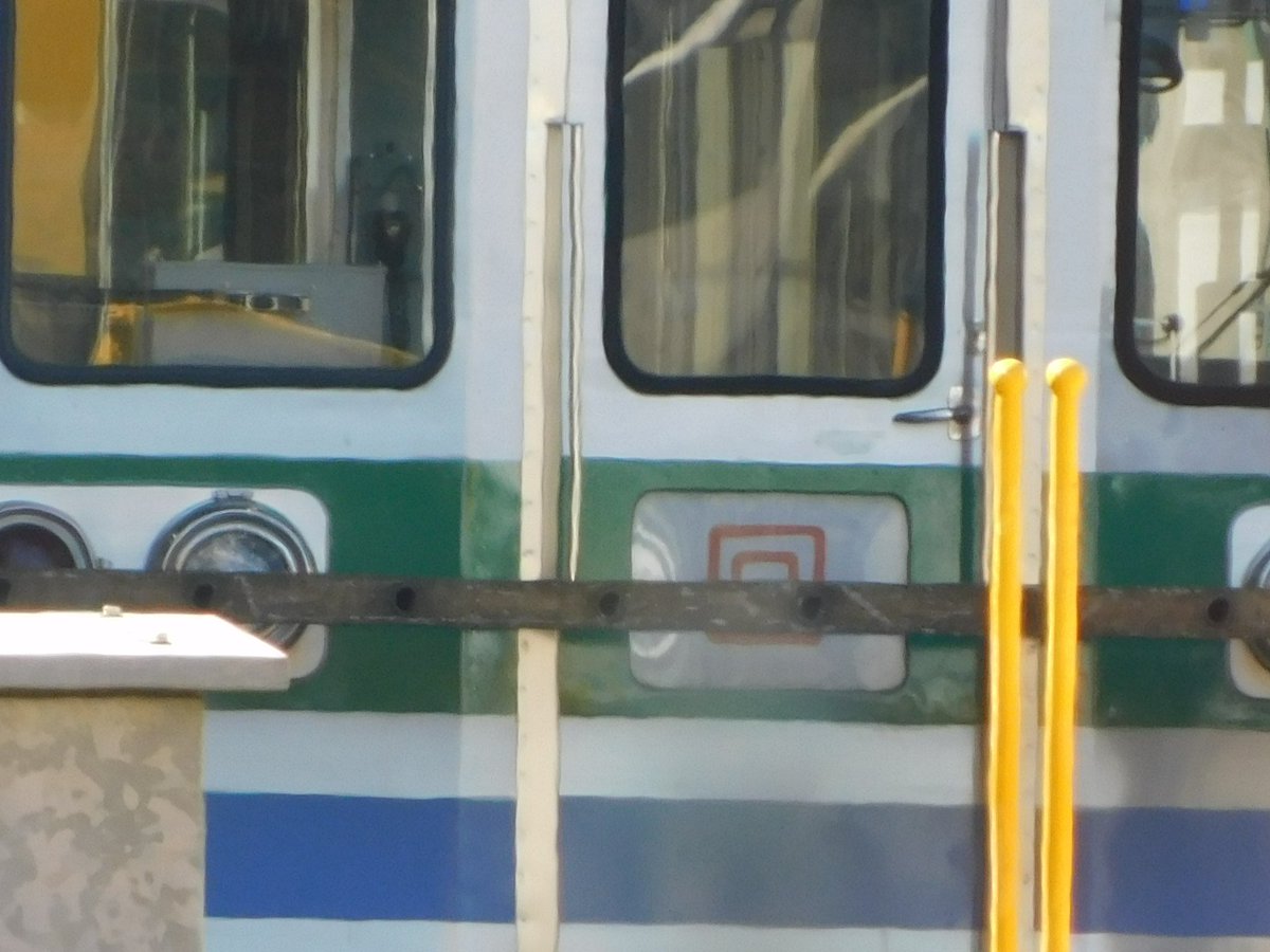 NKTH_3035's tweet photo. 京成3668F塗装変更中
先週木曜日から運用離脱していた3668編成についてですが、前面の帯が赤から緑に変更されていることを確認しました。これにより、芝山鉄道へリースされるとみて間違いないかと思われます。また、腰部については青帯のままとなっており、同社初となるVVVF車が誕生することになります https://t.co/mqSMKtquBX