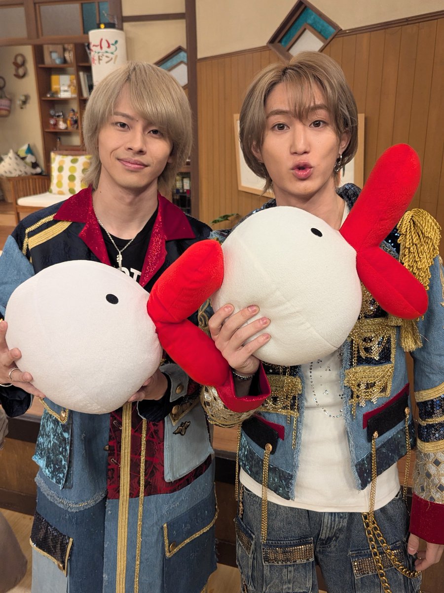 hachiemon_x's tweet photo. 朝から素敵な2人に囲まれて、ボク緊張してもうたわ〜🫣
B＆ZAIの橋本涼くん💙🦅と矢花黎くん🤍🐣、めっちゃ優しくてボクのこといっぱい撫でてくれたんや〜

​橋本くんは一級小型船舶免許を持ってたり料理もプロ級やったり、多才すぎてびっくり🛥️✨️

 矢花くんはなんと「歯でベースを弾く」っていうスゴ技を持ってるんやって…！ いつかボクの前でも披露してほしいわ〜🎸✨

​なぁなぁ、みんなは2人のどんなところが推しポイント？ ボクにこっそりリプで教えてな〜👇💬

『よ〜いドン！』​のスタジオ初登場の2人を、ボクと一緒に見守ろな〜📺✨
​#BandZAI #橋本涼 #矢花黎 #よーいドン #ハチエモン #カンテレ