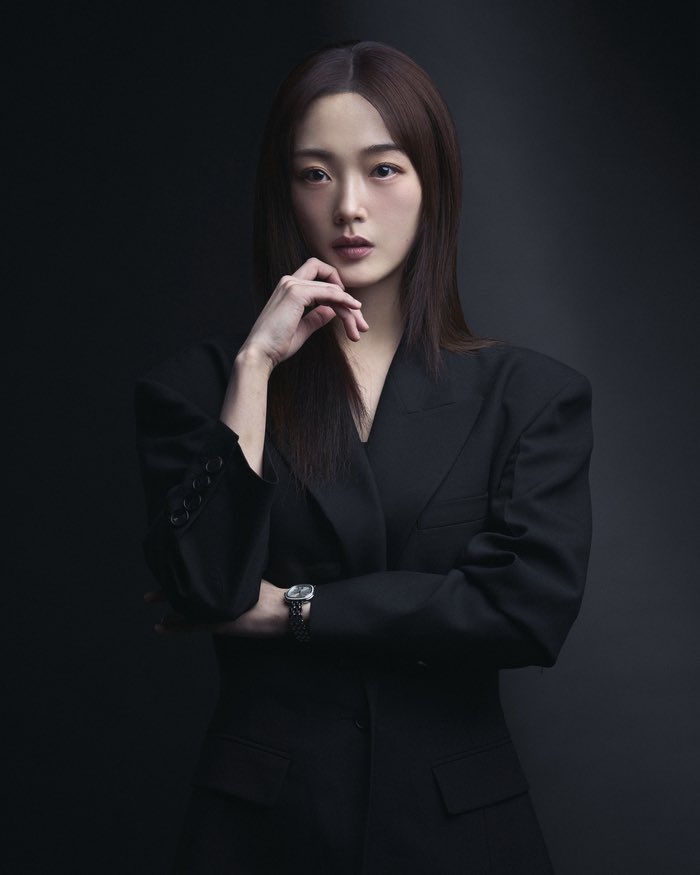[단독] 이유미, SBS ‘악몽’ 출연…김남길과 만나나? naver.me/FnsY8ECm

이유미는 어린 시절 겪은 비극적인 사고의 상처를 안고 경찰이 된 장규은 역을 제안받았다. 규은은 끔찍한 과거를 딛고 복수를 위해 거침없이 직진하는 인물.

현재 프리프로덕션 단계를 거쳐 곧 촬영에 돌입할 예정.