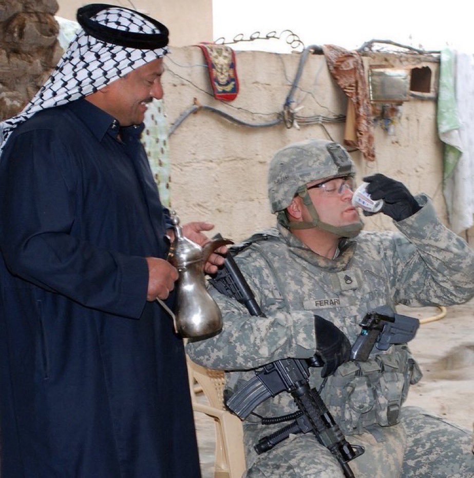 شيعي عراقي يقهوي محتل أمريكي عام 2003 

انا متأكد أن هذا الشروگي الان لديه حساب في x ويتحدث عن المقاومه ضد الامريكان