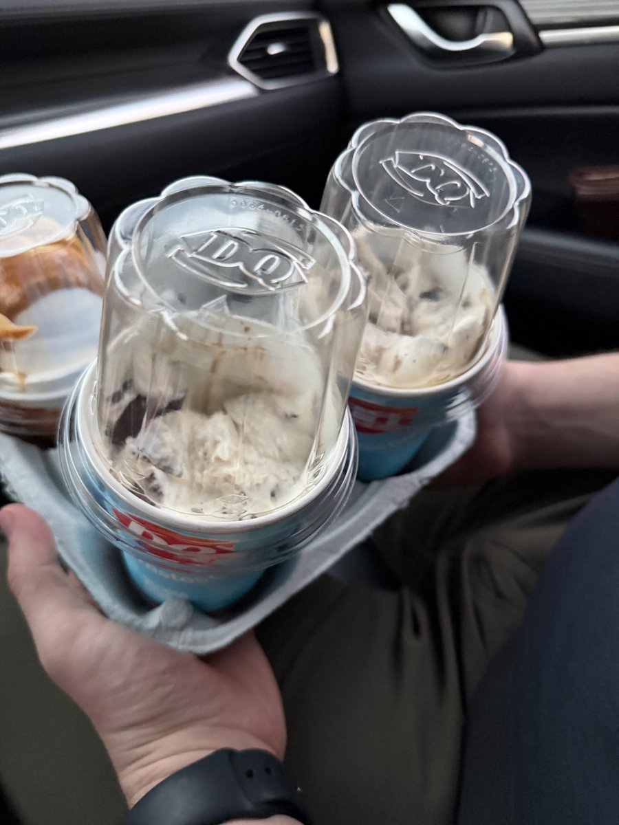 beachtwins63's tweet photo. Went to Dairy Queen with my family, when did they become so cheap that they can’t fill their cups?  #dairyqueen #boycottdairyqueen https://t.co/aOBHHZkFcG