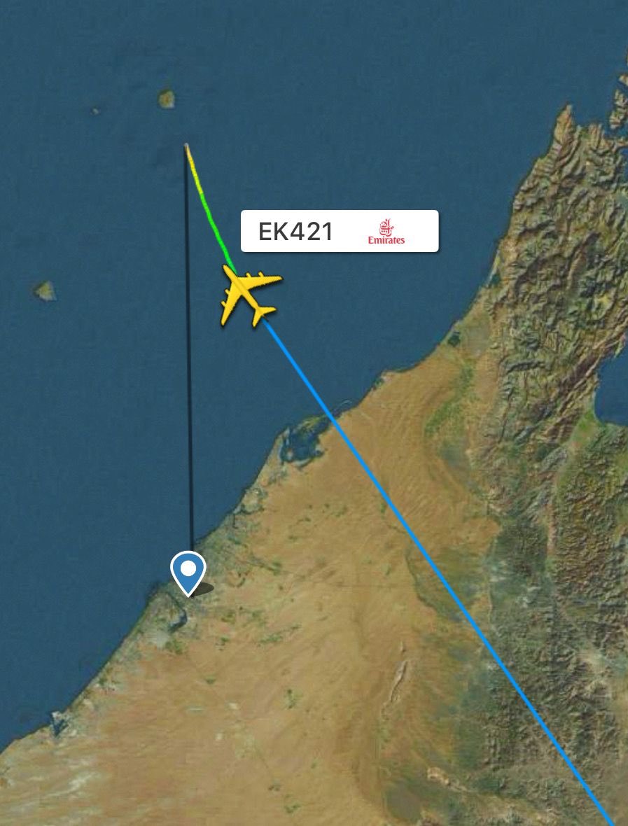 ryxnmackey's tweet photo. @flightradar24 What causes a glitch like this? https://t.co/BYAAXbZMgL