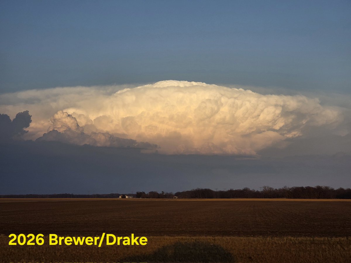 SimonStormRider's tweet photo. Here's our view of the destructive Kankakee, Illinois Tornado!
Beast of an updraft! We dropped the supercell too early... whomp whomp
#ILws
W/ @JustonStrmRider https://t.co/kt6gLVVqsI