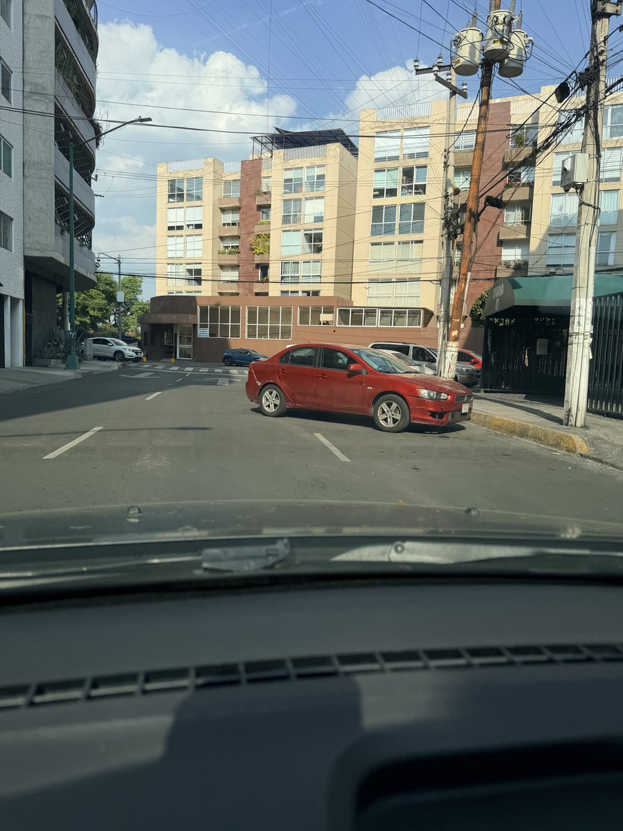 Maripazesparza's tweet photo. @UCS_GCDMX por favor su apoyo para el retiro de vehículos estacionados en batería donde no hay señalamiento que se los permita y bloqueando un carril @OVIALCDMX Duna 17, Insugentes Cuicuilco, 04530, Coyoacán esquina con calle Céfuro https://t.co/x2cNUuH6QJ