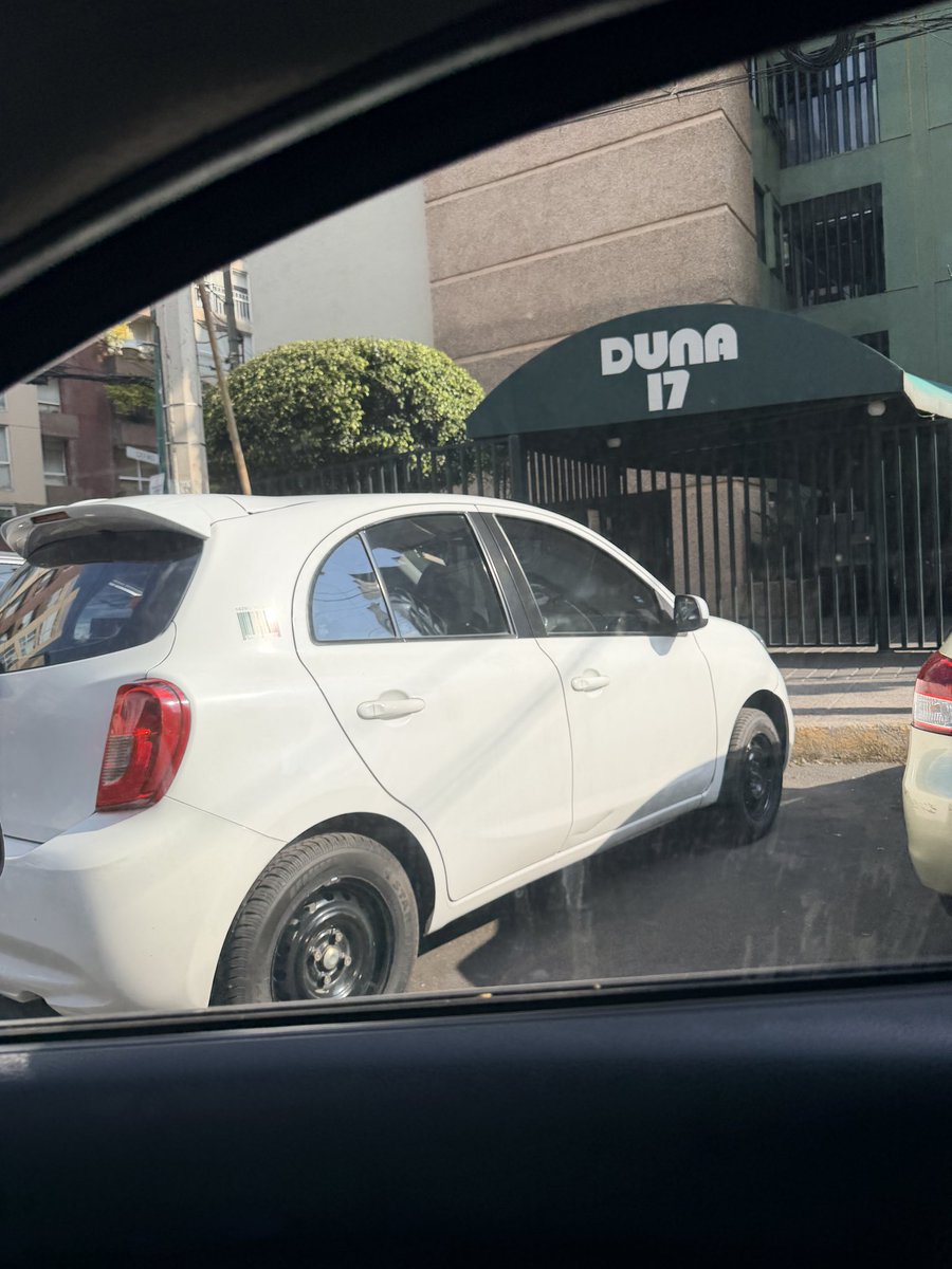 Maripazesparza's tweet photo. @UCS_GCDMX por favor su apoyo para el retiro de vehículos estacionados en batería donde no hay señalamiento que se los permita y bloqueando un carril @OVIALCDMX Duna 17, Insugentes Cuicuilco, 04530, Coyoacán esquina con calle Céfuro https://t.co/x2cNUuH6QJ