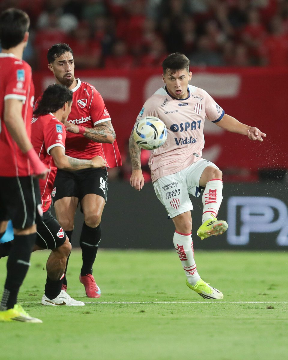 EsquizoTate's tweet photo. Otra vez Merlos, nada nuevo.
Gol mal anulado y un penal inventado para que Independiente se ponga en partido.
Desatenciones que costaron y una pelota parada que sigue doliendo y parece no ser corregida. Unión debía traerse los 3 pero por el árbitro y por si mismo no lo hizo. https://t.co/C5bU2nAgzT