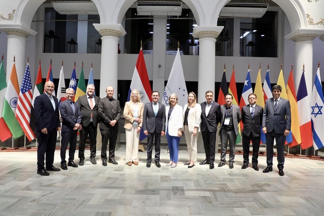 riittagerlander's tweet photo. Estamos en Asunción, Paraguay 🇵🇾! Hoy tenimos el honor de reunirnos con el Canciller Rubén Ramírez Lezcano junto a empresas finlandesas. Una excelente oportunidad para fortalecer la cooperación bilateral y abrir nuevas puertas para la colaboración entre #Finlandia y #Paraguay. https://t.co/JltImaXfrM