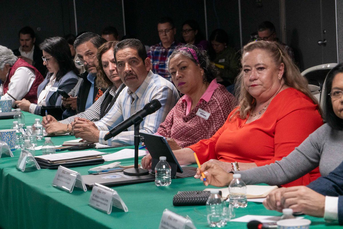 Hoy en <a href="/Agricultura_mex/">Secretaría de Agricultura y Desarrollo Rural</a> me reuní con las y los secretarios de agricultura de las entidades federativas agrupados en <a href="/AmsdaAsociacion/">AMSDA Asociación Mexicana de Secretarios</a> para fortalecer la coordinación y avanzar en las prioridades del campo mexicano.

Dialogamos sobre los planes la autosuficiencia de frijol, sobre