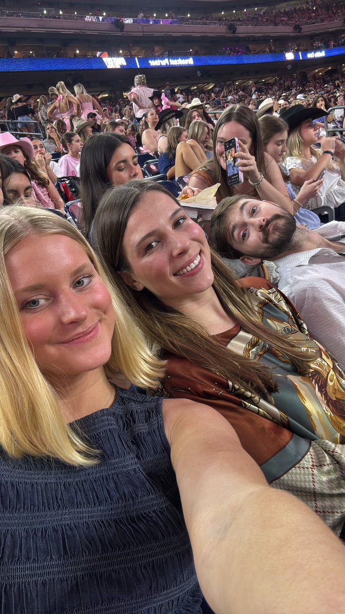 izzytiger22's tweet photo. #rodeohouston https://t.co/HWfd7pSz7w