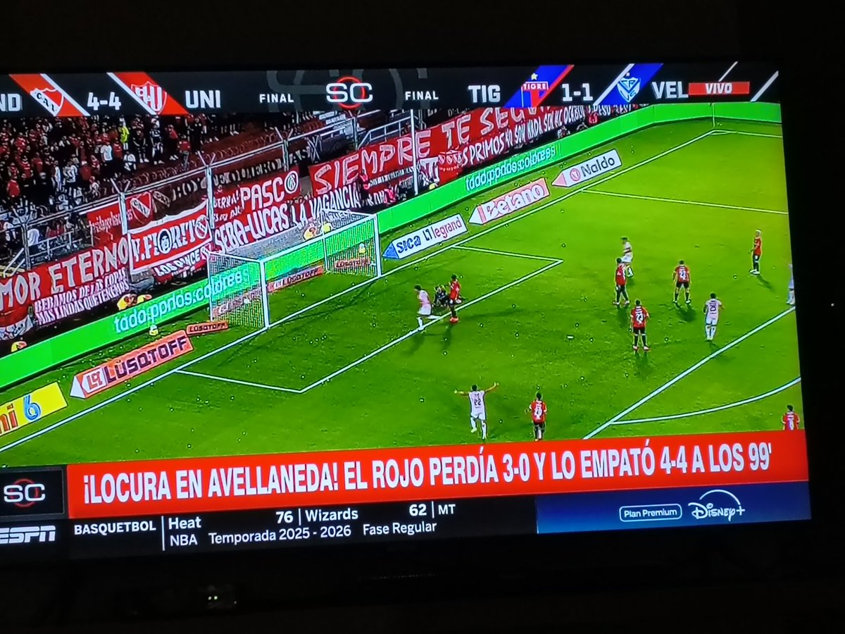claudio_sotto's tweet photo. 4 goles para empatar después de ir perdiendo 3-0. Lo mal que jugaron en el primer tiempo es imperdonable, culpa de los jugadores y el 11 inicial que pone el DT. De la CD ya es al pedo hablar. Cuando tengan tiempo vayan viendo un arquero para el 2do semestre, Rey ya no da para más https://t.co/jNwhf0Gx6S