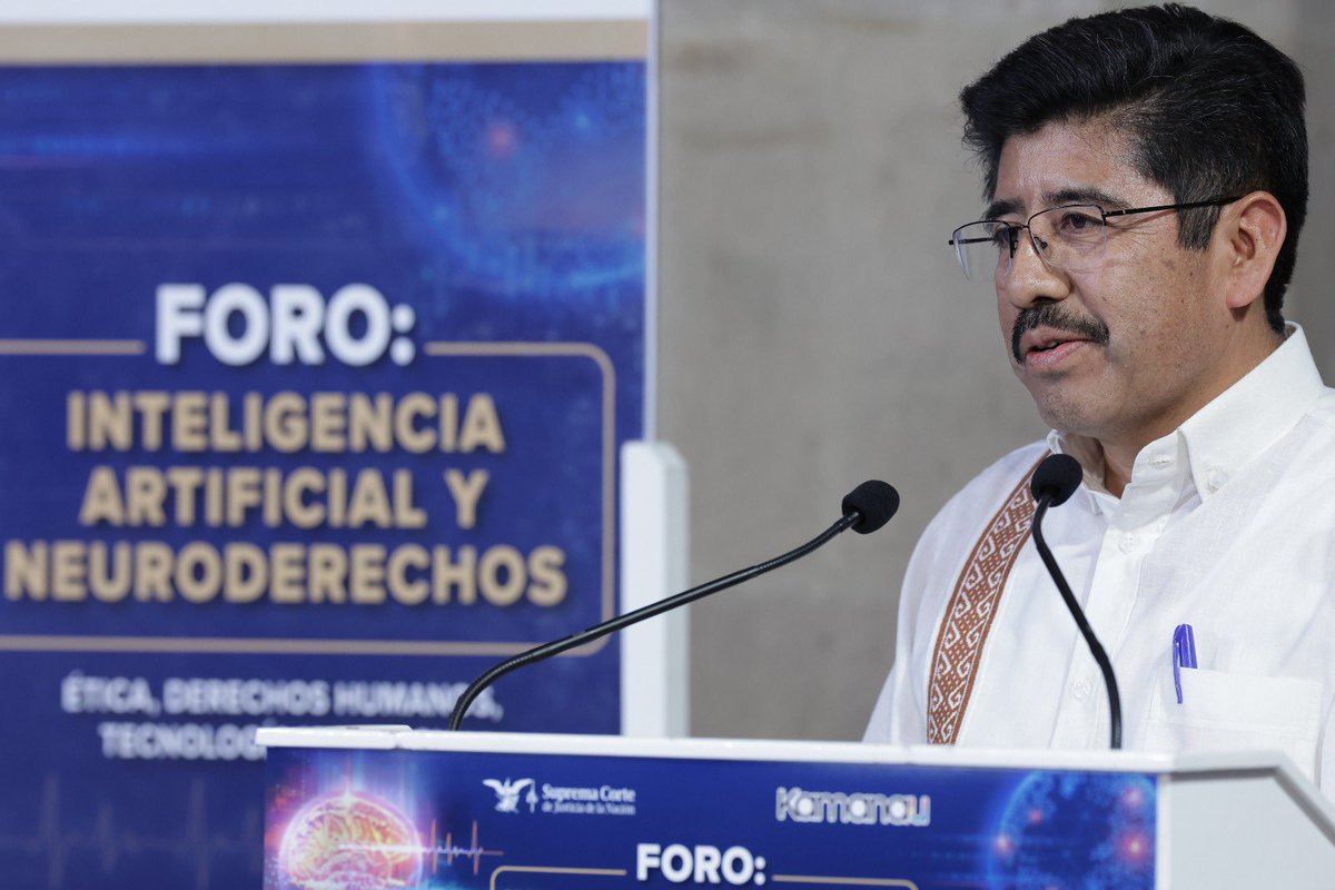 SCJN's tweet photo. ¿Cómo proteger la mente humana en la era de la inteligencia artificial?

En la #SCJN se llevó a cabo el Foro Inteligencia Artificial y Neuroderechos, en el que los participantes y asistentes reflexionaron sobre uno de los grandes desafíos jurídicos de nuestro tiempo: los neuroderechos.

México cuenta con más de 100 millones de personas usuarias de internet. La #IA ya forma parte de nuestra vida cotidiana y con ella, surgen preguntas urgentes sobre la dignidad, la privacidad y la autonomía.

En el foro se abordaron los principios fundamentales que deben guiar la regulación de estas tecnologías:

🔹 Protección de la identidad personal
🔹 Privacidad de los datos neuronales
🔹 Libertad de decisión
🔹 Acceso equitativo a tecnologías de mejoramiento cerebral
🔹 Prevención de sesgos y discriminación

El derecho debe evolucionar al ritmo de la tecnología. El futuro de los derechos humanos también se construye desde el poder judicial.

Consulta la transmisión completa aquí: https://t.co/f54kTrjZCi

#SCJN #InteligenciaArtificial #Neuroderechos #DerechosDigitales #DerechosHumanos