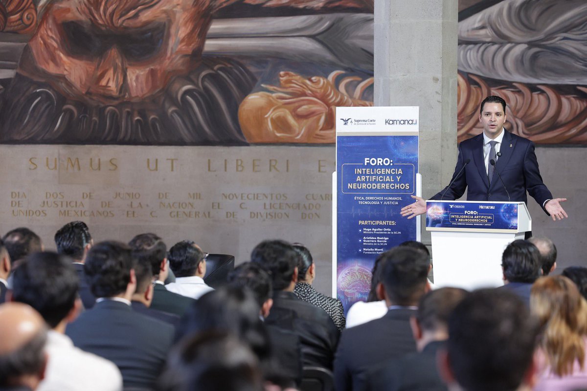 SCJN's tweet photo. ¿Cómo proteger la mente humana en la era de la inteligencia artificial?

En la #SCJN se llevó a cabo el Foro Inteligencia Artificial y Neuroderechos, en el que los participantes y asistentes reflexionaron sobre uno de los grandes desafíos jurídicos de nuestro tiempo: los neuroderechos.

México cuenta con más de 100 millones de personas usuarias de internet. La #IA ya forma parte de nuestra vida cotidiana y con ella, surgen preguntas urgentes sobre la dignidad, la privacidad y la autonomía.

En el foro se abordaron los principios fundamentales que deben guiar la regulación de estas tecnologías:

🔹 Protección de la identidad personal
🔹 Privacidad de los datos neuronales
🔹 Libertad de decisión
🔹 Acceso equitativo a tecnologías de mejoramiento cerebral
🔹 Prevención de sesgos y discriminación

El derecho debe evolucionar al ritmo de la tecnología. El futuro de los derechos humanos también se construye desde el poder judicial.

Consulta la transmisión completa aquí: https://t.co/f54kTrjZCi

#SCJN #InteligenciaArtificial #Neuroderechos #DerechosDigitales #DerechosHumanos