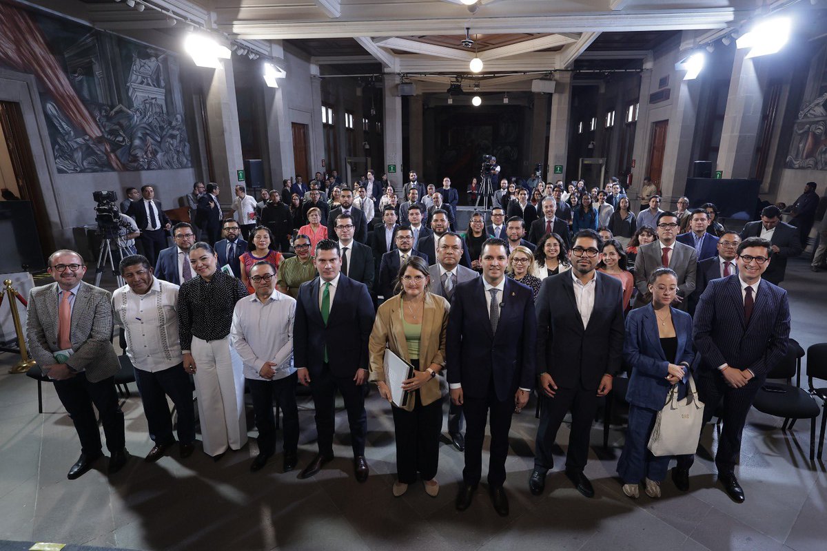 SCJN's tweet photo. ¿Cómo proteger la mente humana en la era de la inteligencia artificial?

En la #SCJN se llevó a cabo el Foro Inteligencia Artificial y Neuroderechos, en el que los participantes y asistentes reflexionaron sobre uno de los grandes desafíos jurídicos de nuestro tiempo: los neuroderechos.

México cuenta con más de 100 millones de personas usuarias de internet. La #IA ya forma parte de nuestra vida cotidiana y con ella, surgen preguntas urgentes sobre la dignidad, la privacidad y la autonomía.

En el foro se abordaron los principios fundamentales que deben guiar la regulación de estas tecnologías:

🔹 Protección de la identidad personal
🔹 Privacidad de los datos neuronales
🔹 Libertad de decisión
🔹 Acceso equitativo a tecnologías de mejoramiento cerebral
🔹 Prevención de sesgos y discriminación

El derecho debe evolucionar al ritmo de la tecnología. El futuro de los derechos humanos también se construye desde el poder judicial.

Consulta la transmisión completa aquí: https://t.co/f54kTrjZCi

#SCJN #InteligenciaArtificial #Neuroderechos #DerechosDigitales #DerechosHumanos