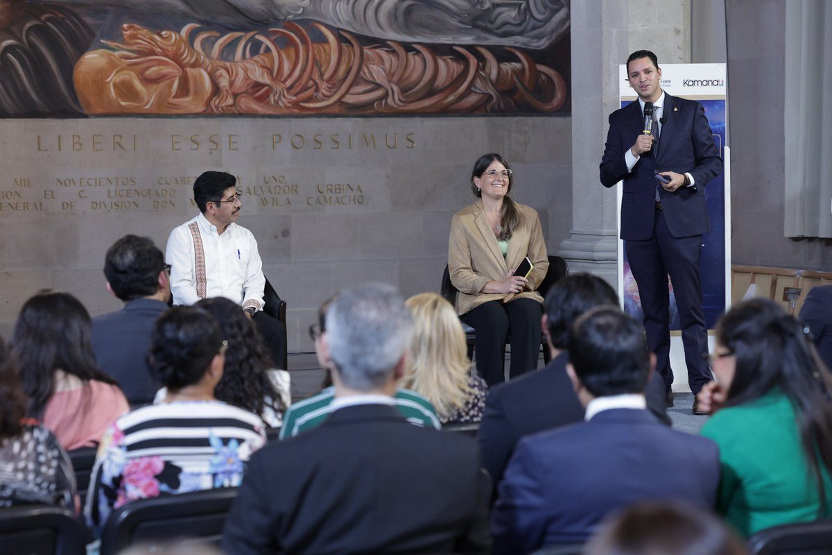 SCJN's tweet photo. ¿Cómo proteger la mente humana en la era de la inteligencia artificial?

En la #SCJN se llevó a cabo el Foro Inteligencia Artificial y Neuroderechos, en el que los participantes y asistentes reflexionaron sobre uno de los grandes desafíos jurídicos de nuestro tiempo: los neuroderechos.

México cuenta con más de 100 millones de personas usuarias de internet. La #IA ya forma parte de nuestra vida cotidiana y con ella, surgen preguntas urgentes sobre la dignidad, la privacidad y la autonomía.

En el foro se abordaron los principios fundamentales que deben guiar la regulación de estas tecnologías:

🔹 Protección de la identidad personal
🔹 Privacidad de los datos neuronales
🔹 Libertad de decisión
🔹 Acceso equitativo a tecnologías de mejoramiento cerebral
🔹 Prevención de sesgos y discriminación

El derecho debe evolucionar al ritmo de la tecnología. El futuro de los derechos humanos también se construye desde el poder judicial.

Consulta la transmisión completa aquí: https://t.co/f54kTrjZCi

#SCJN #InteligenciaArtificial #Neuroderechos #DerechosDigitales #DerechosHumanos