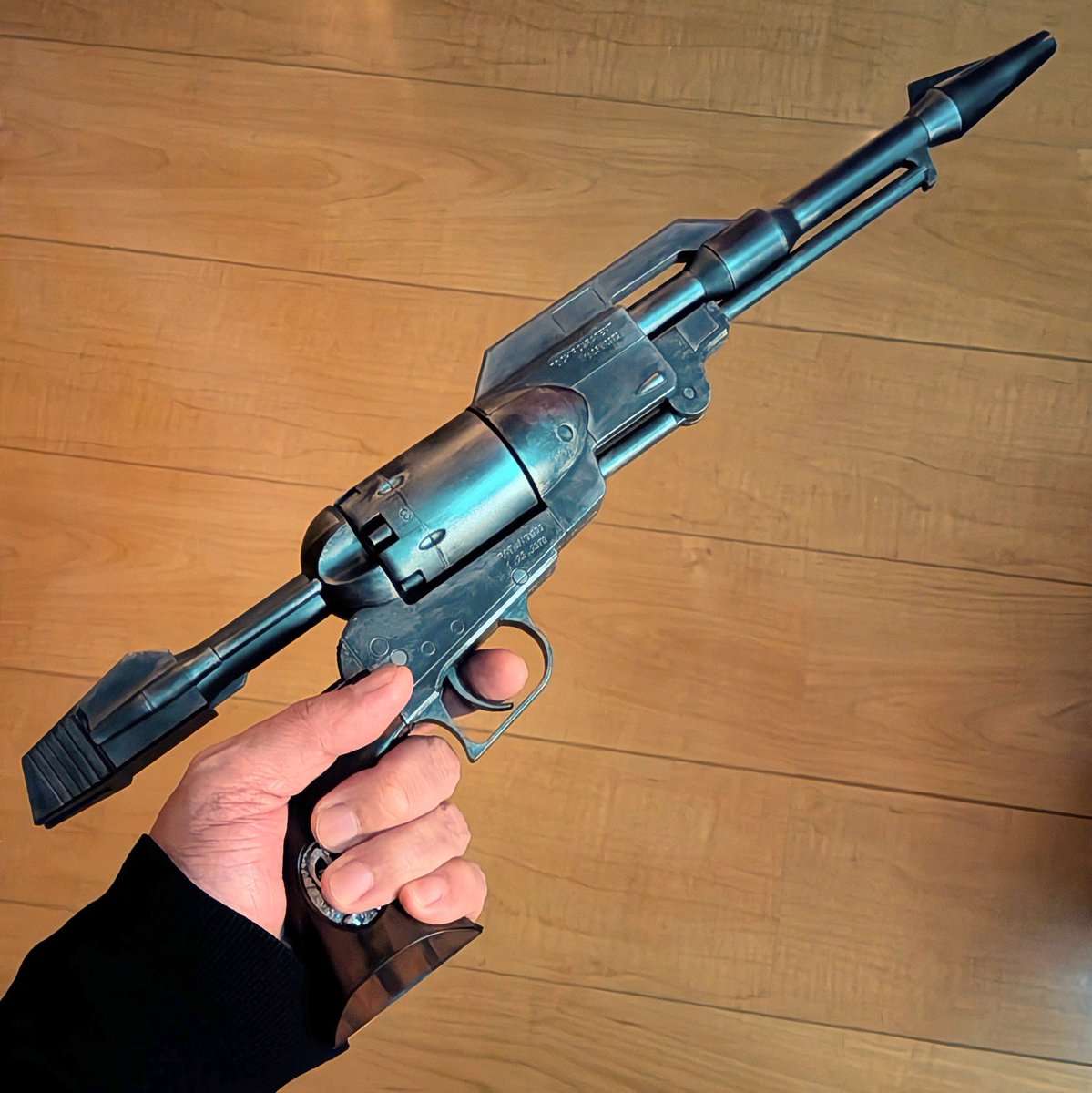 ands_hobby's tweet photo. コスモドラグーン備忘録⑲
おまけ③
手の大きめな私でもしっかりグリップを握れますよ
シリンダーのオモチャ感がなくなり重みアリ
もちろん重くしてもトリガー引く度に回ります
#銀河鉄道999 #アルカディア号 #アシェット #コスモドラグーン #CosmoDragoon https://t.co/xFRPFj7jqo