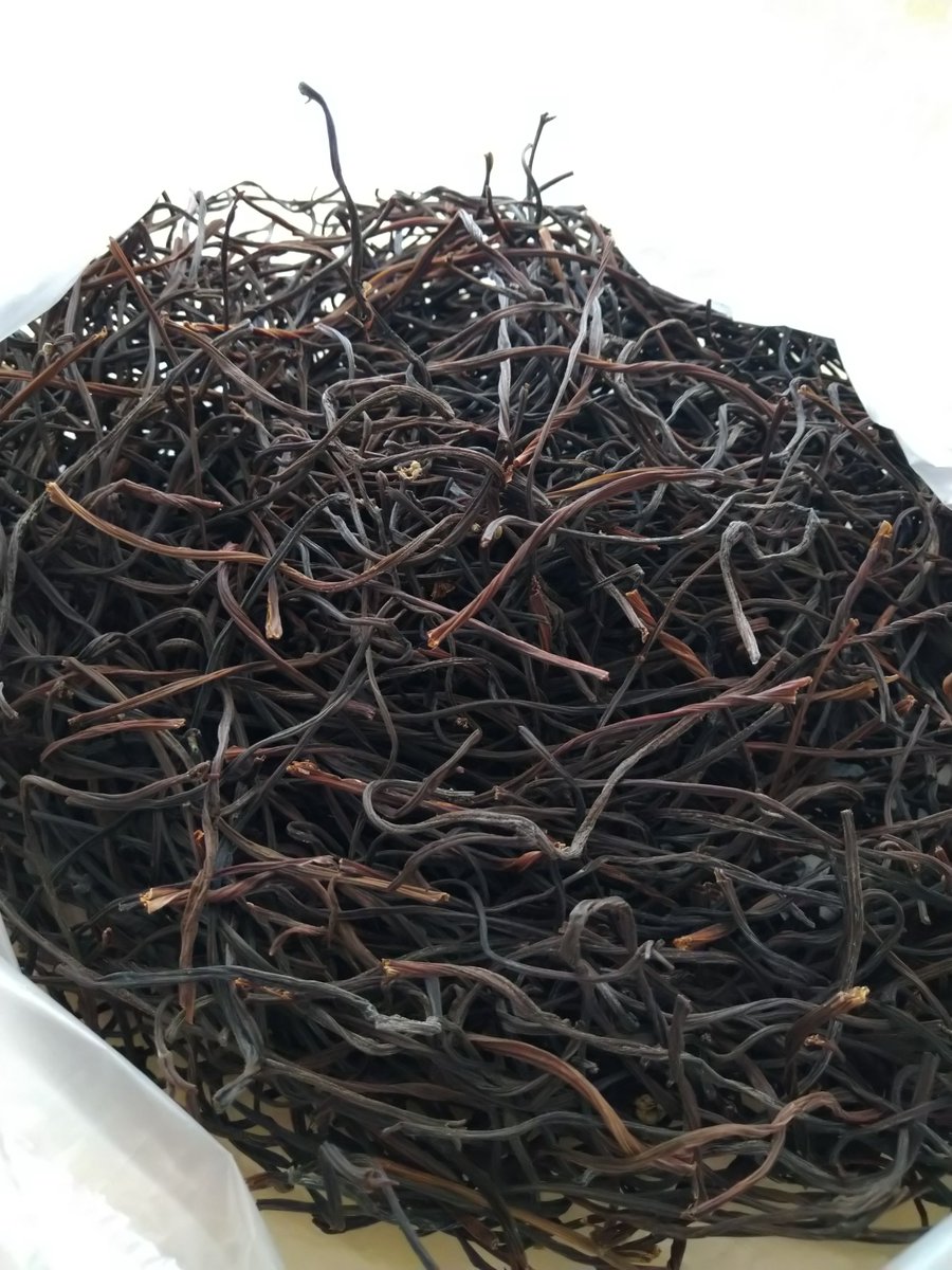 去年採ってアク抜きして乾燥させた ワラビ。
これを一晩 水で戻すと10キロ分のわらびになる。 