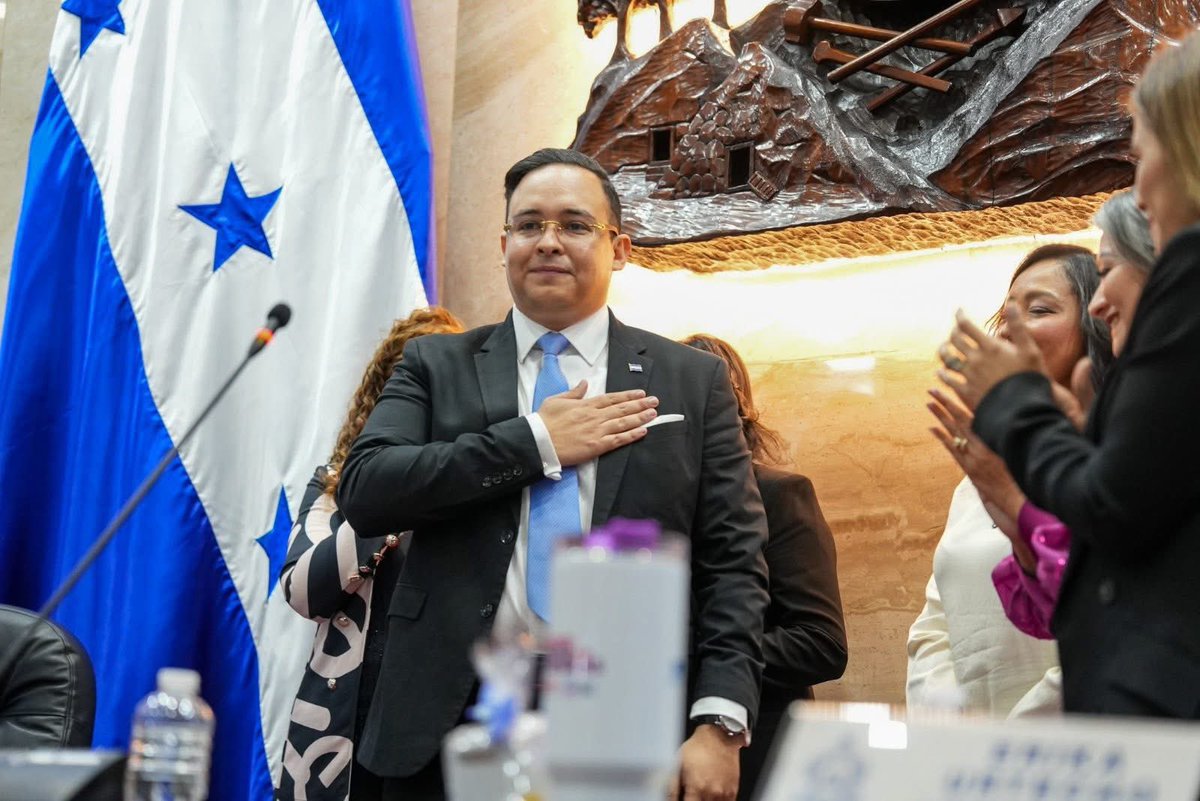 hensalinas's tweet photo. Felicidades mi hermano, que Dios bendiga tu vida y este nuevo reto, hoy Honduras gana un gran profesional dentro del ecosistema electoral. A seguir dando lo mejor para construir la Honduras que merecemos. 

¡El mayor de les éxitos! @eefuenteshn https://t.co/Aj2jf7gzpx