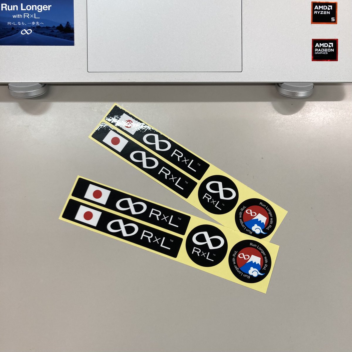 先日お知らせした購入特典のステッカーがひと足お先に到着しました！

小ぶりで光沢もあり車体だけでなく、スマホなどにも貼りやすそうですね。
気になった方は↓をご覧ください。
shop.rxl.jp/blogs/news/bks… 

ご予約お待ちしております！
#富士ヒル 
#公式グッズ
#サイクルソックス