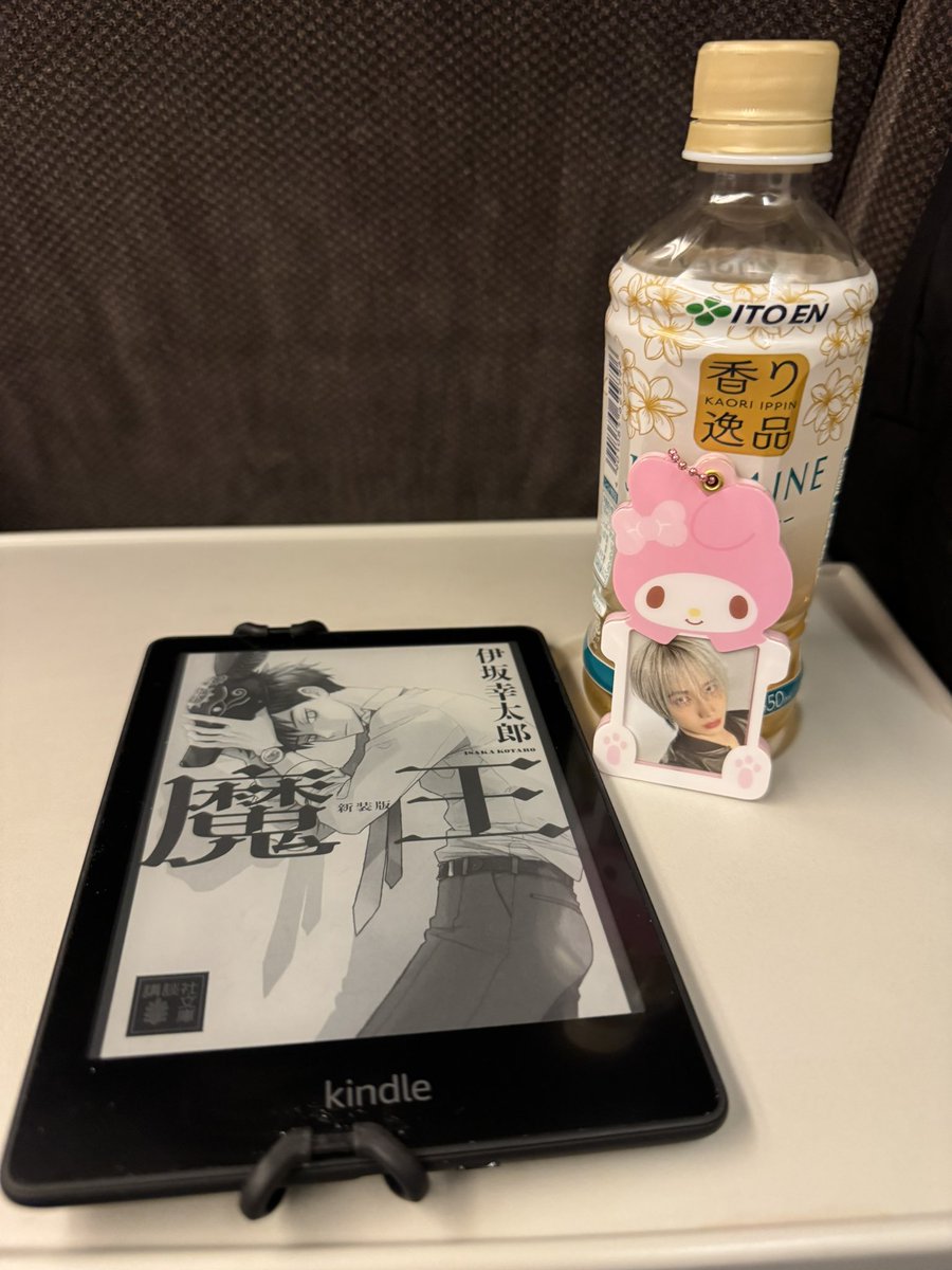 YellowSpinel_A's tweet photo. 旅行なう🎶¨̮
旅のお供はKindle
「魔王」は @nnoyswl 翔くんお勧め✨
紙の本も持ってたけど、電子書籍も買っちまった💦
110ページまで読んでたみたいだけど、内容覚えてないので、最初から読み直し…😅
そして、今日は翔くんの誕生日🎂🎉✨
楽しい誕生日になりますように🫶💜
#SHOUU
#伊坂幸太郎 https://t.co/JfQQAI4prN